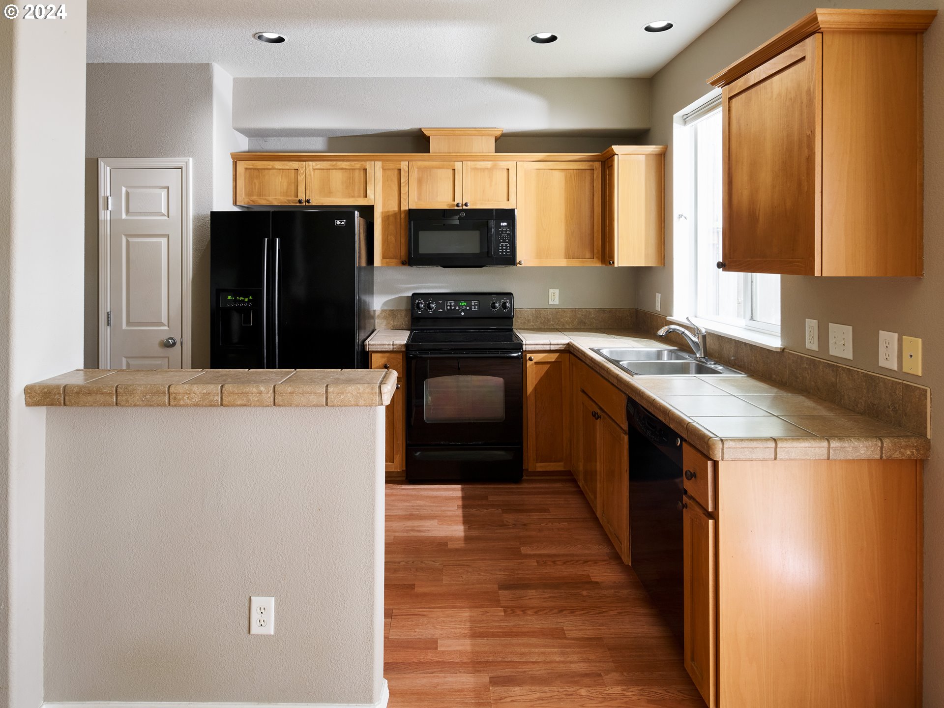 1232 SE ROUNDELAY ST