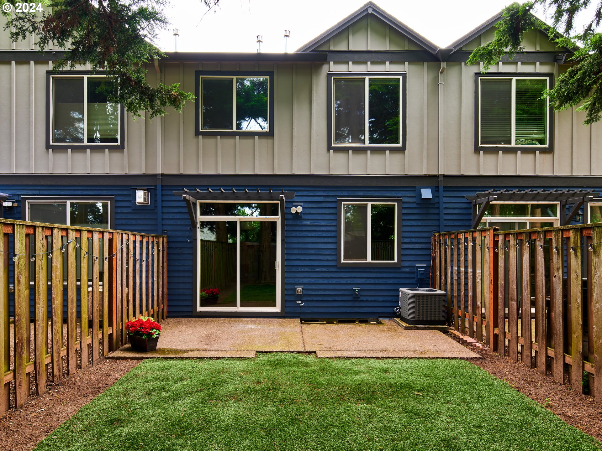 1232 SE ROUNDELAY ST