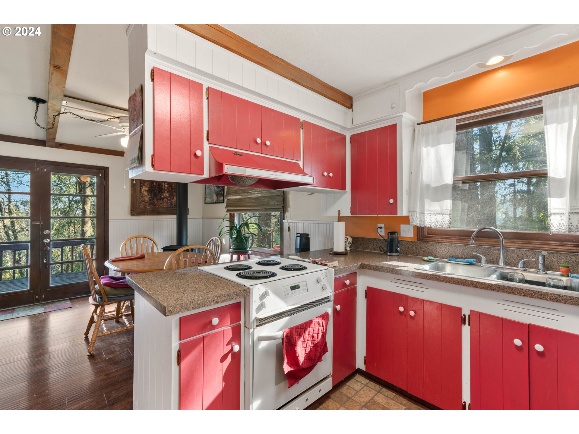 5232 MADRONA HEIGHTS DR NE