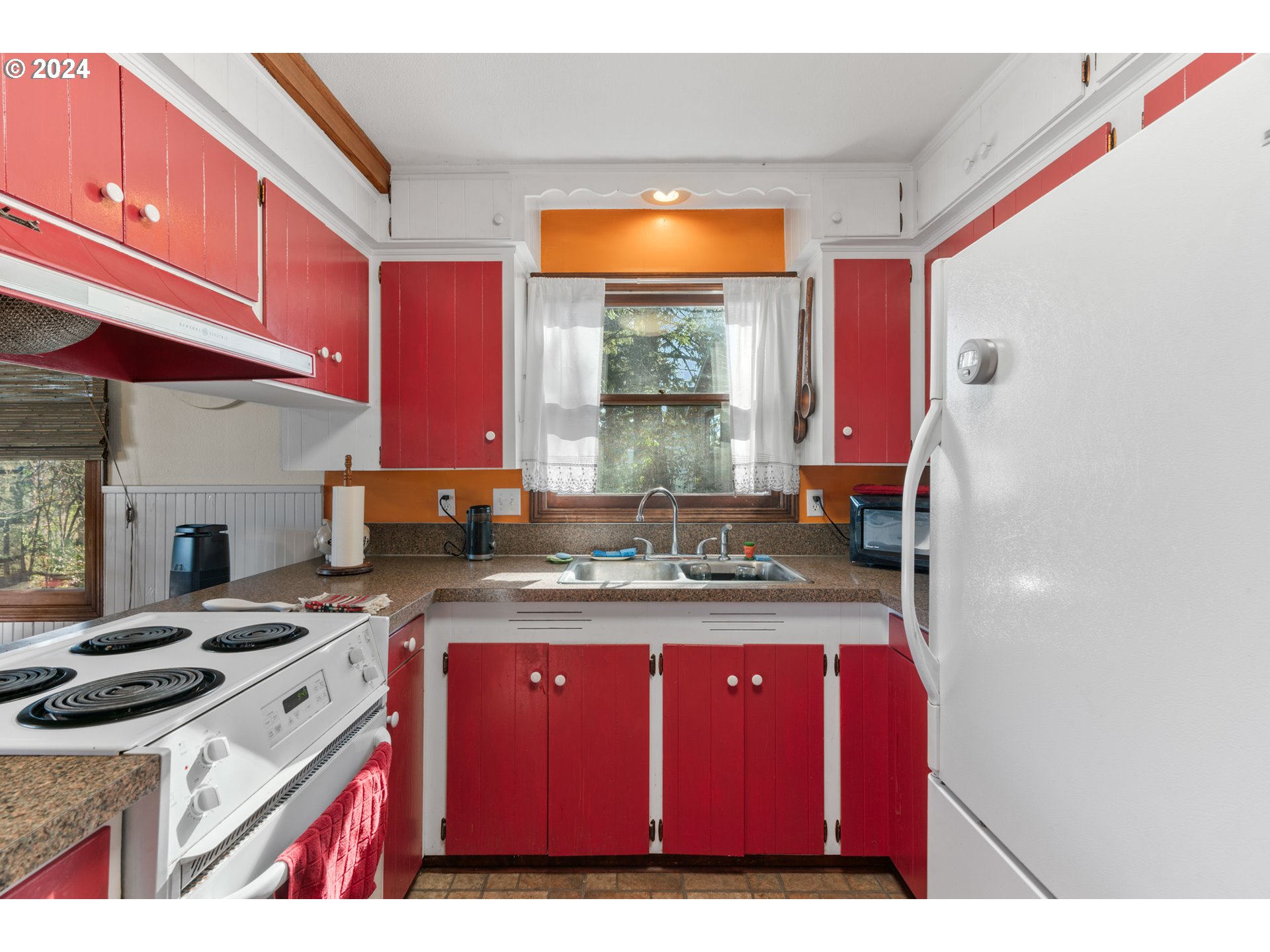 5232 MADRONA HEIGHTS DR NE