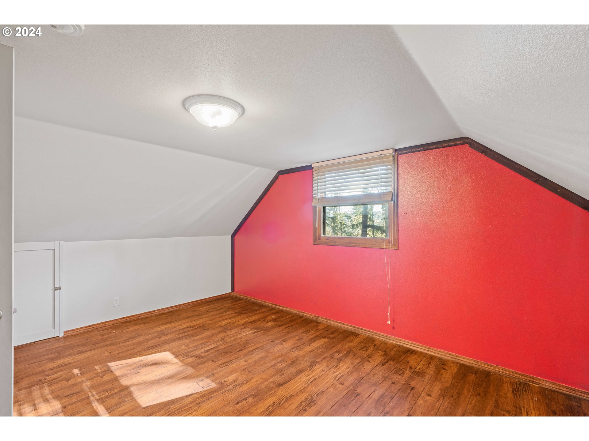 5232 MADRONA HEIGHTS DR NE