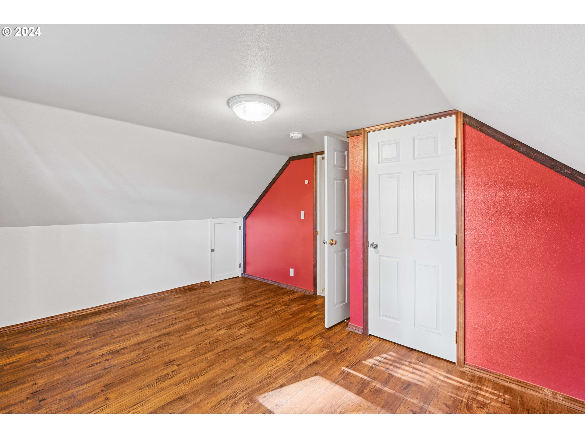 5232 MADRONA HEIGHTS DR NE