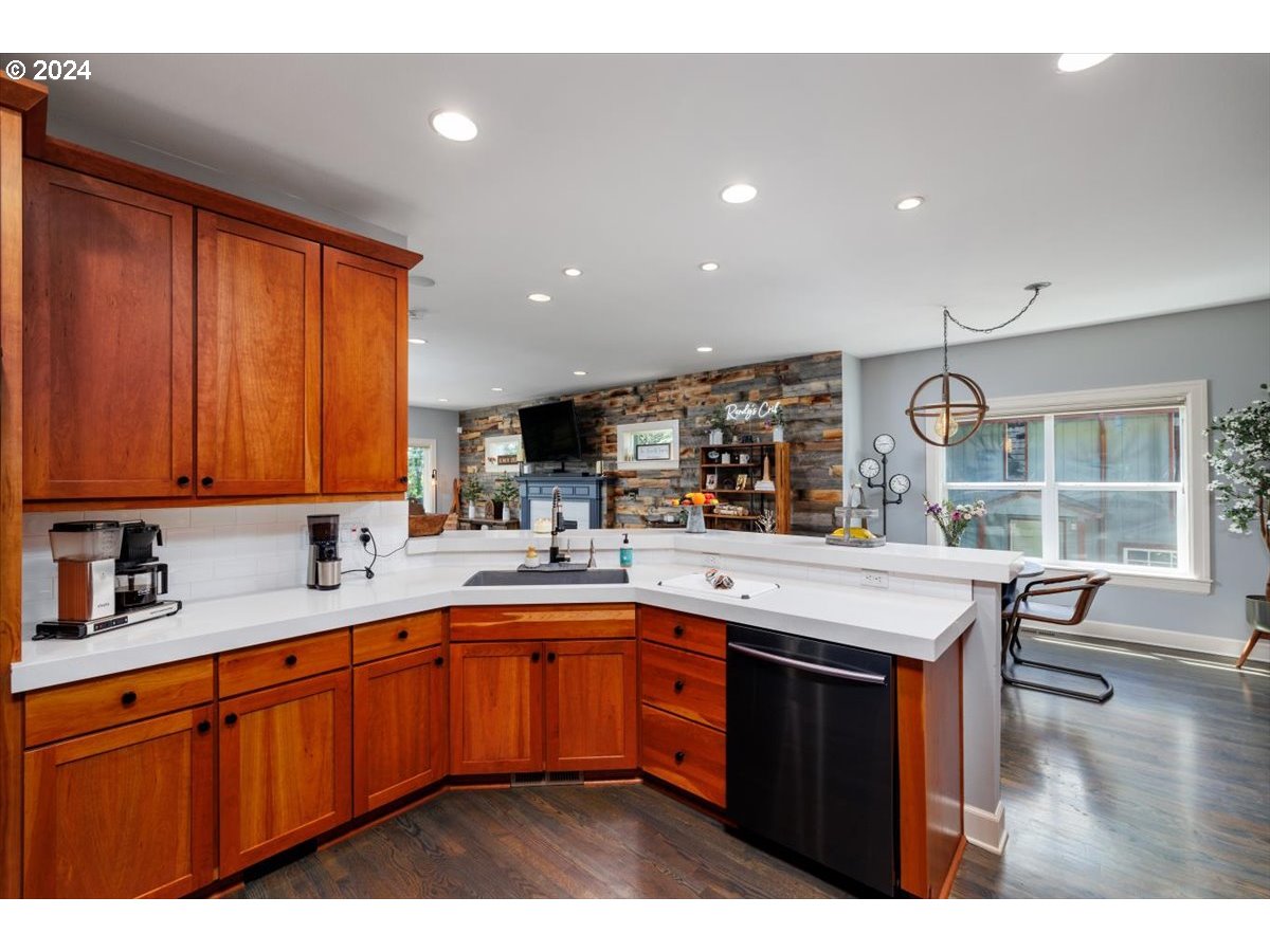 1610 SW DOLPH CT