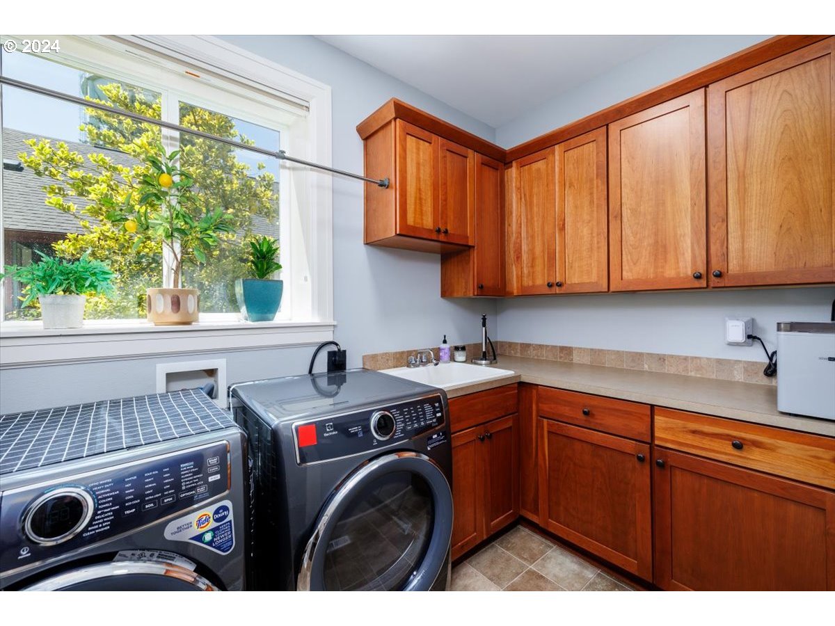 1610 SW DOLPH CT