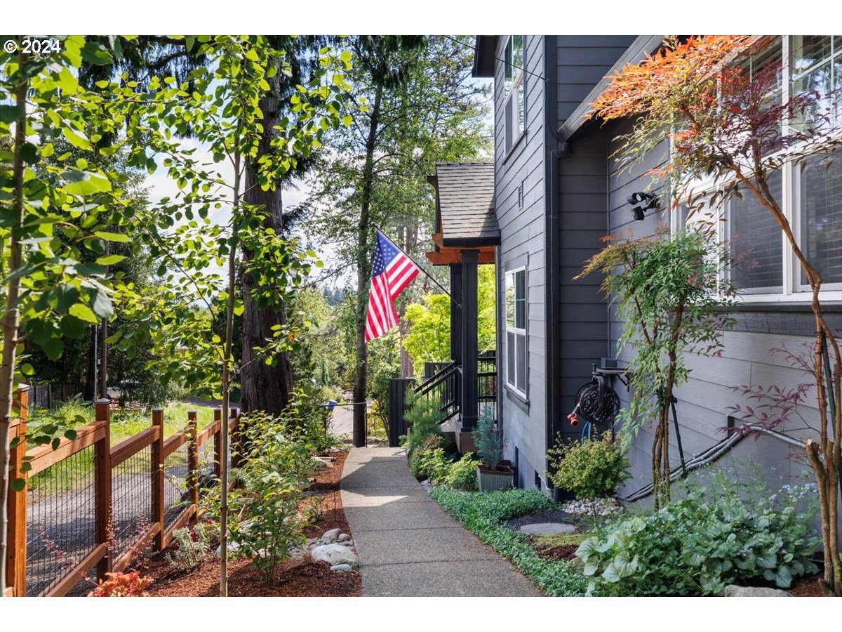 1610 SW DOLPH CT