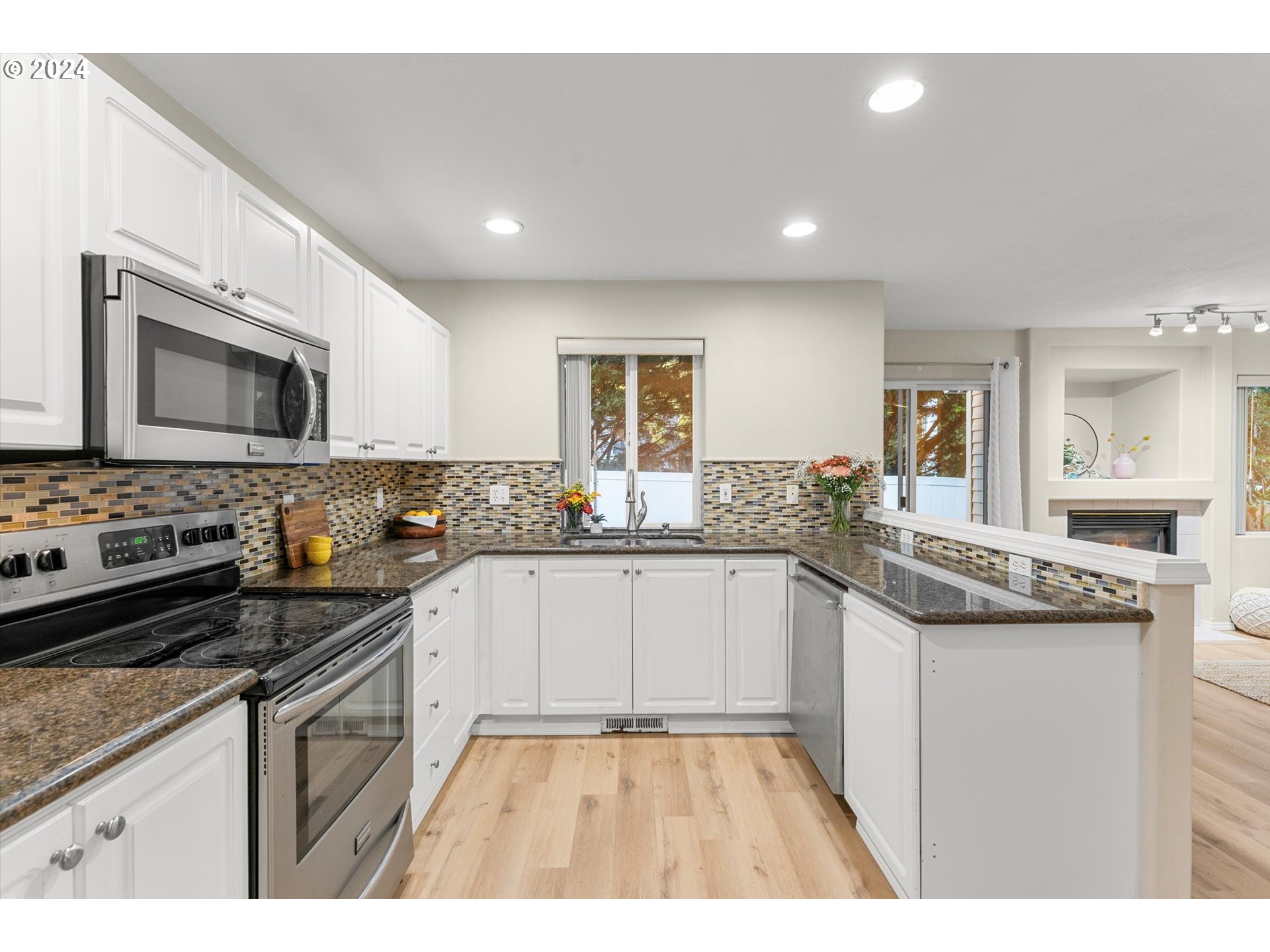 5186 NE SCHOELER CIR