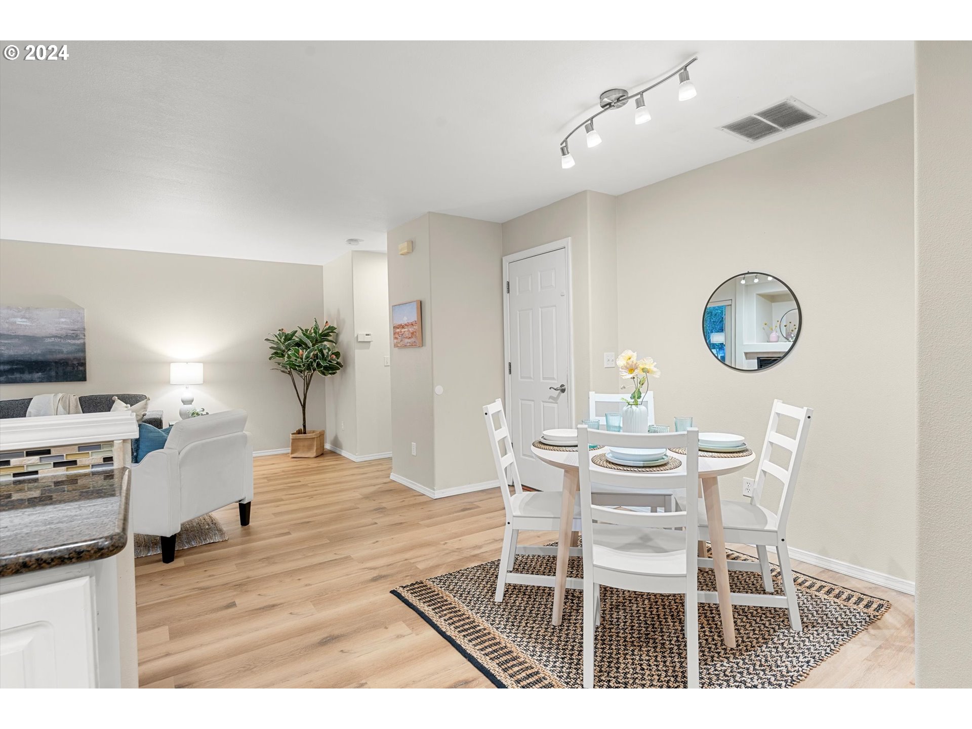 5186 NE SCHOELER CIR