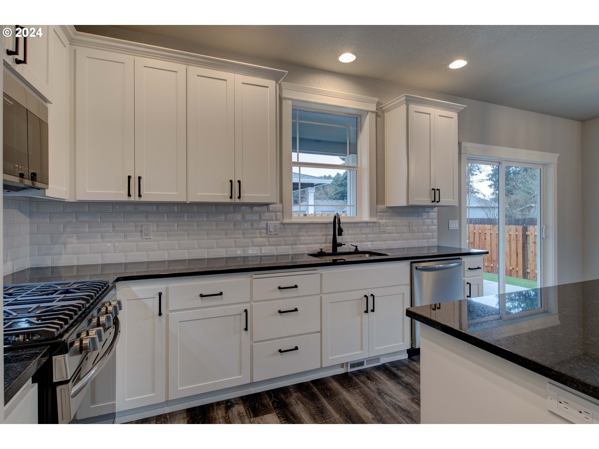 3745 NE PLEASANT VIEW DR