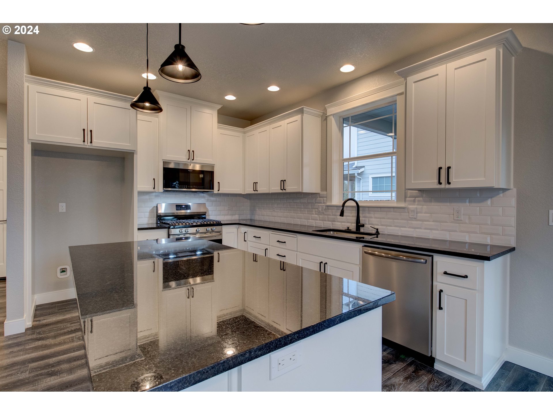 3745 NE PLEASANT VIEW DR