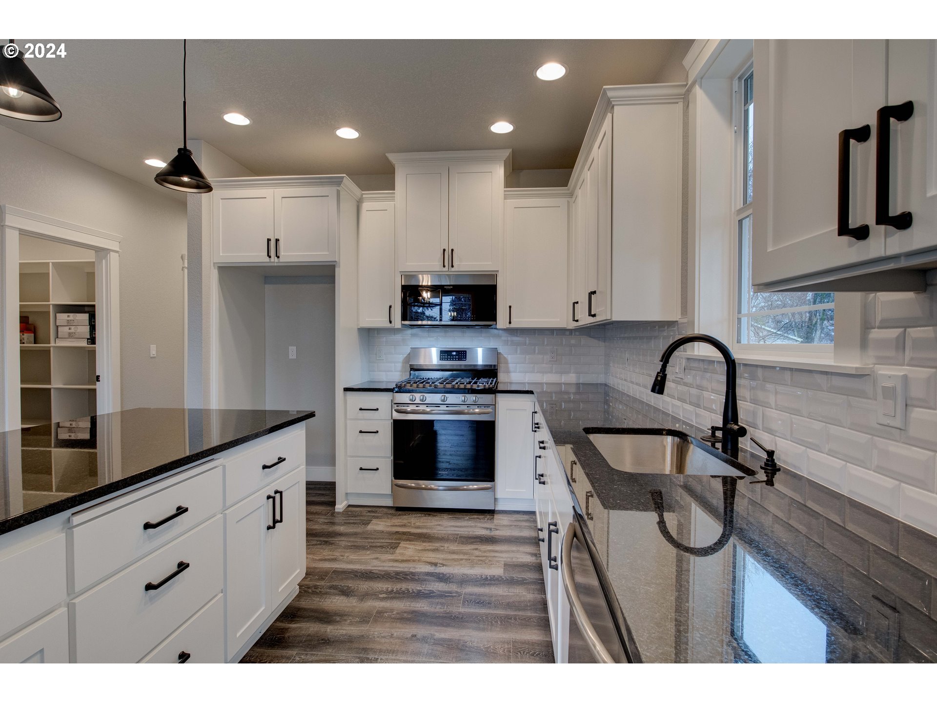 3745 NE PLEASANT VIEW DR