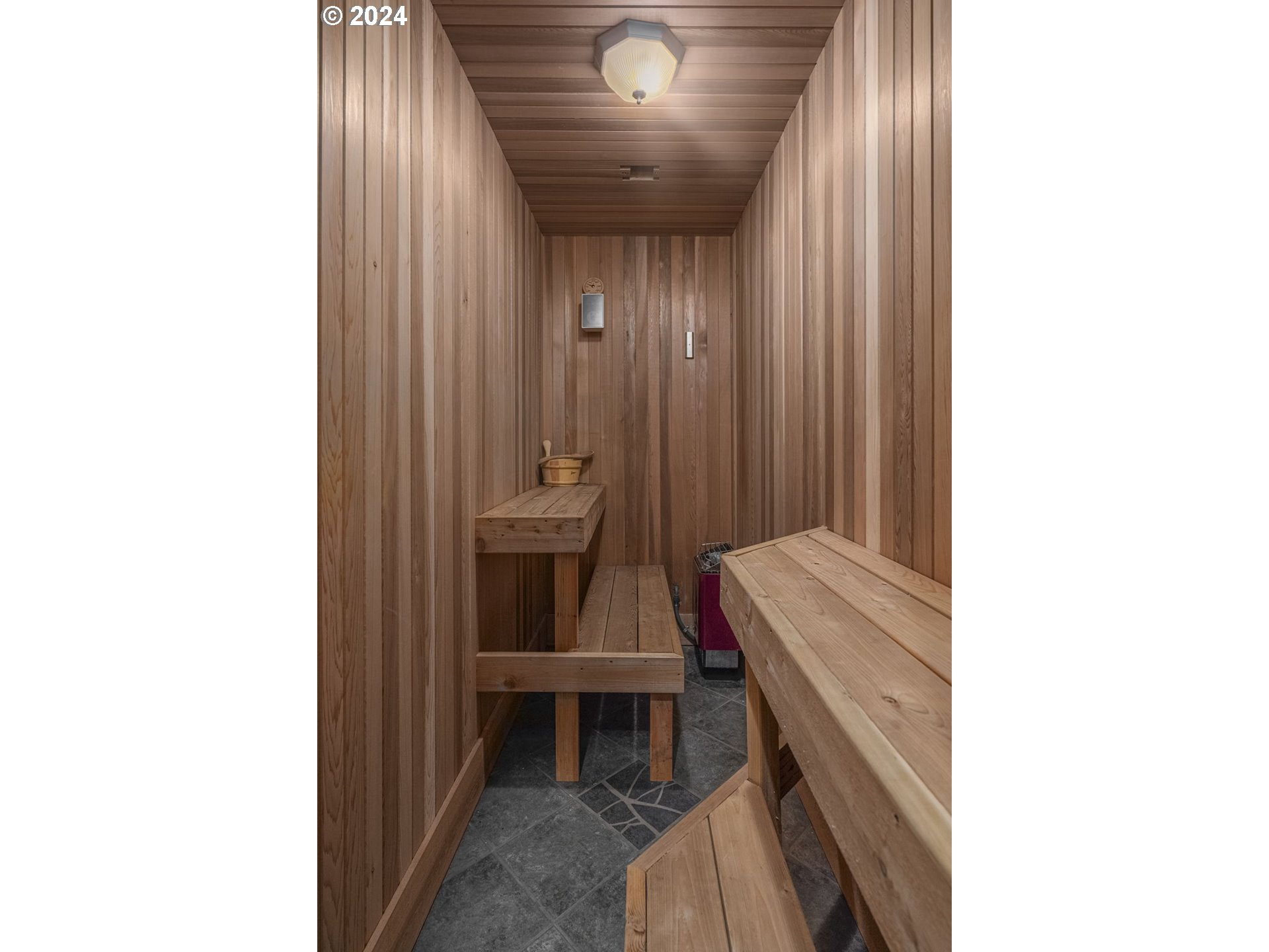 835 NW GRAND RIDGE DR