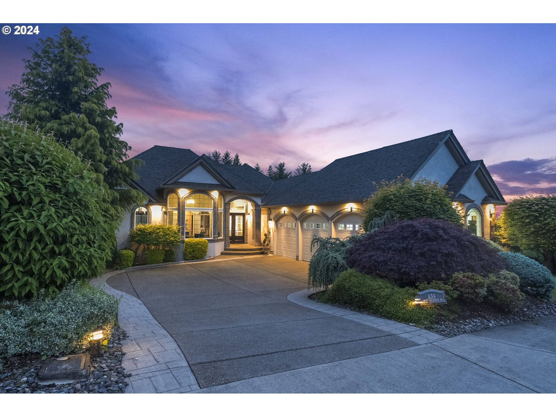 835 NW GRAND RIDGE DR