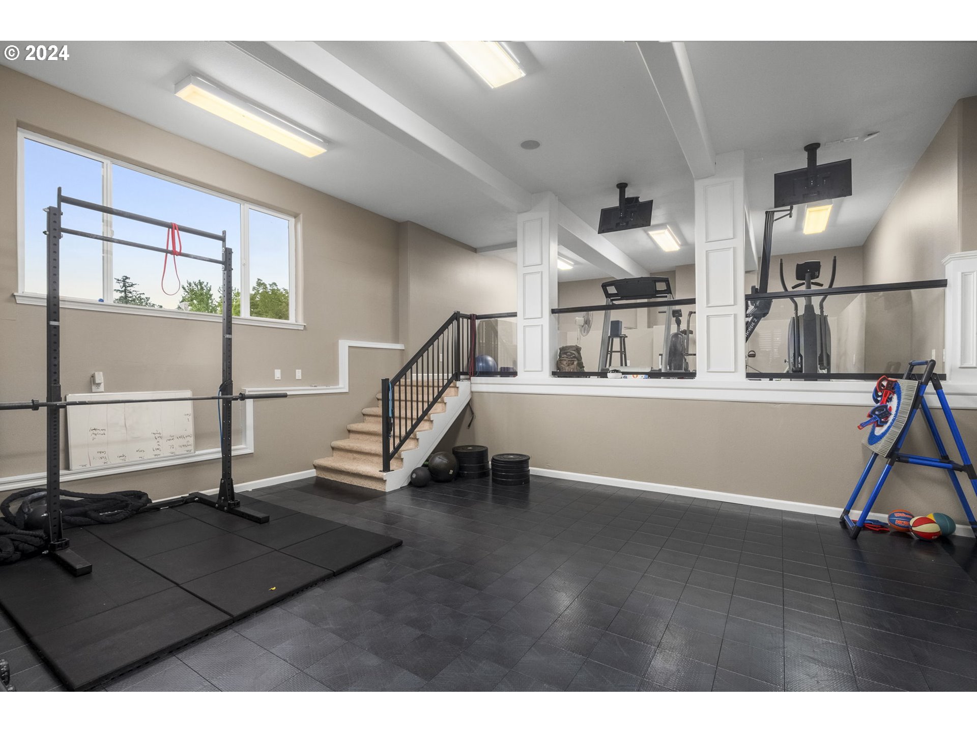 835 NW GRAND RIDGE DR