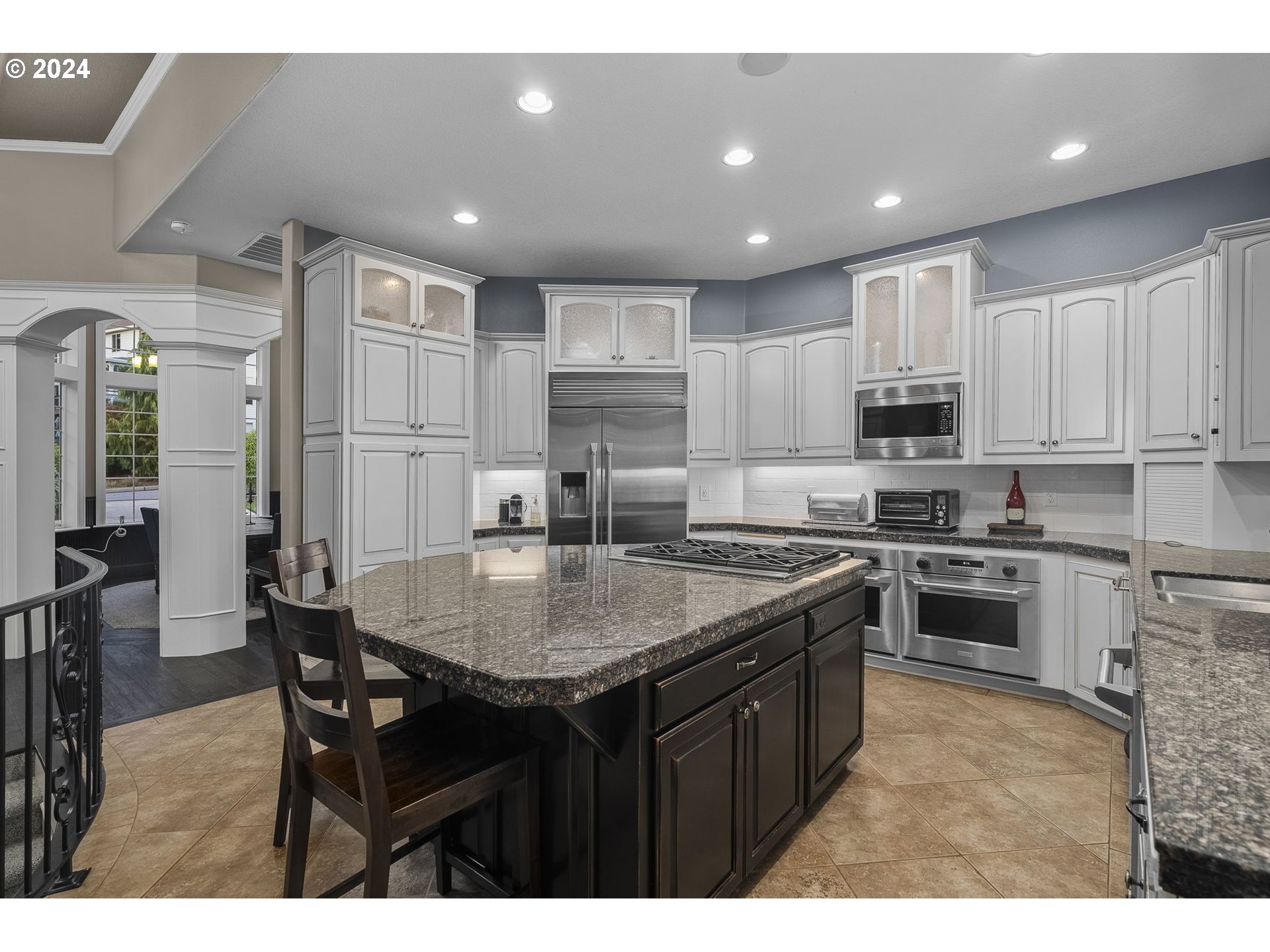 835 NW GRAND RIDGE DR