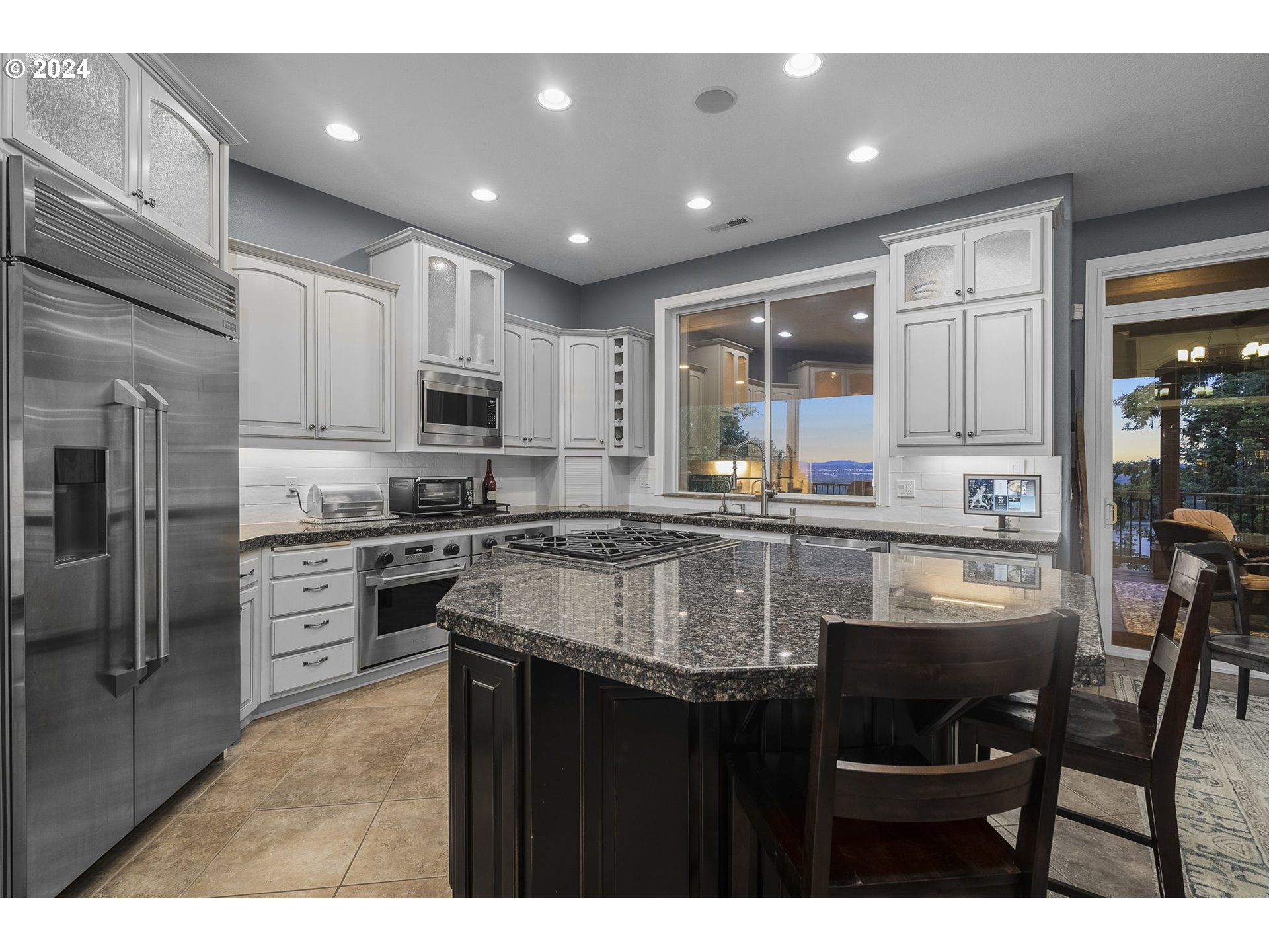 835 NW GRAND RIDGE DR