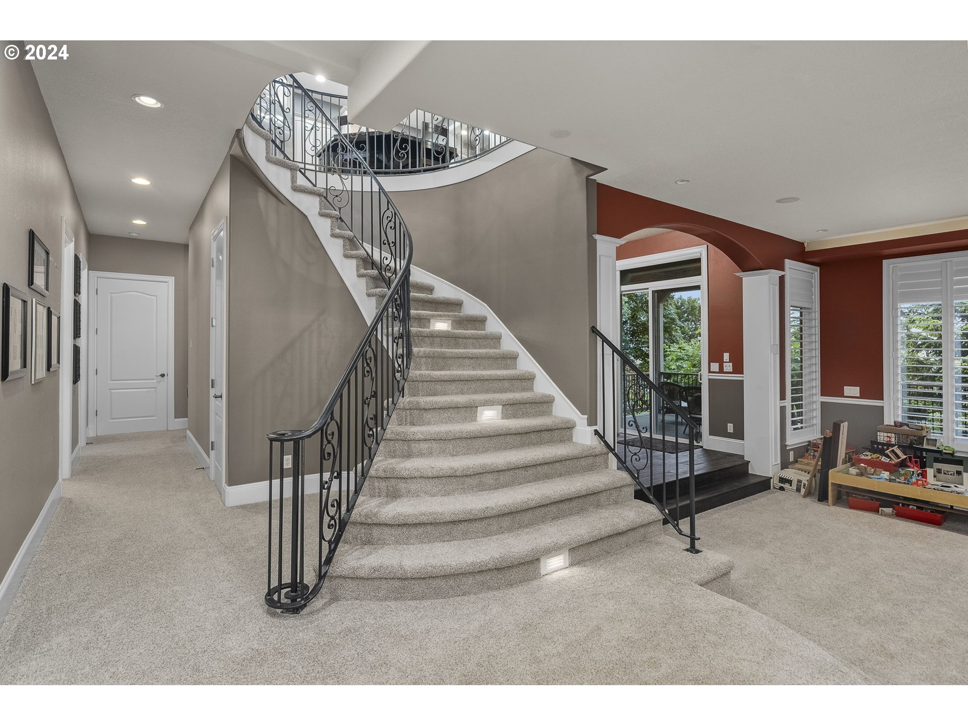 835 NW GRAND RIDGE DR