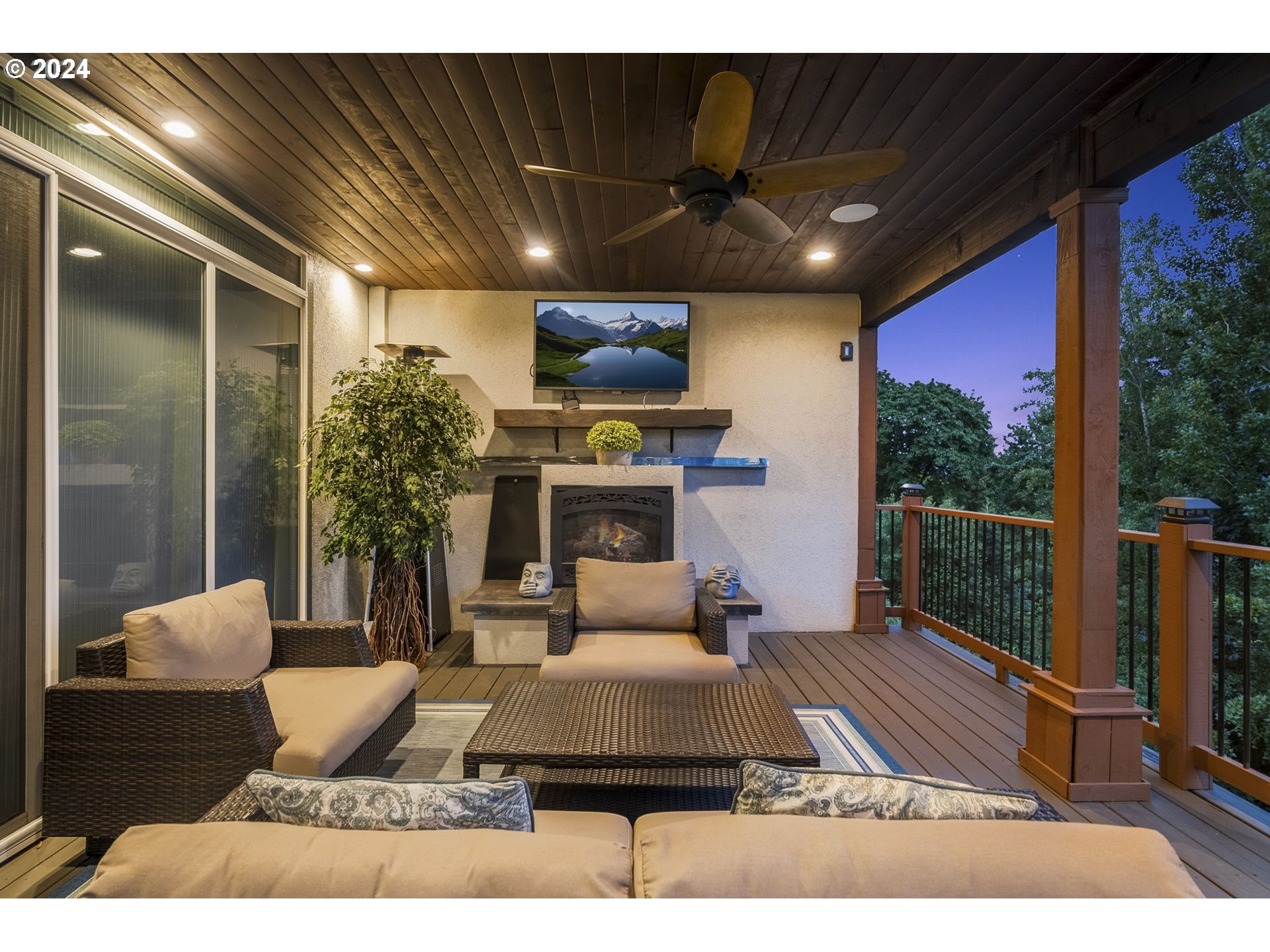 835 NW GRAND RIDGE DR