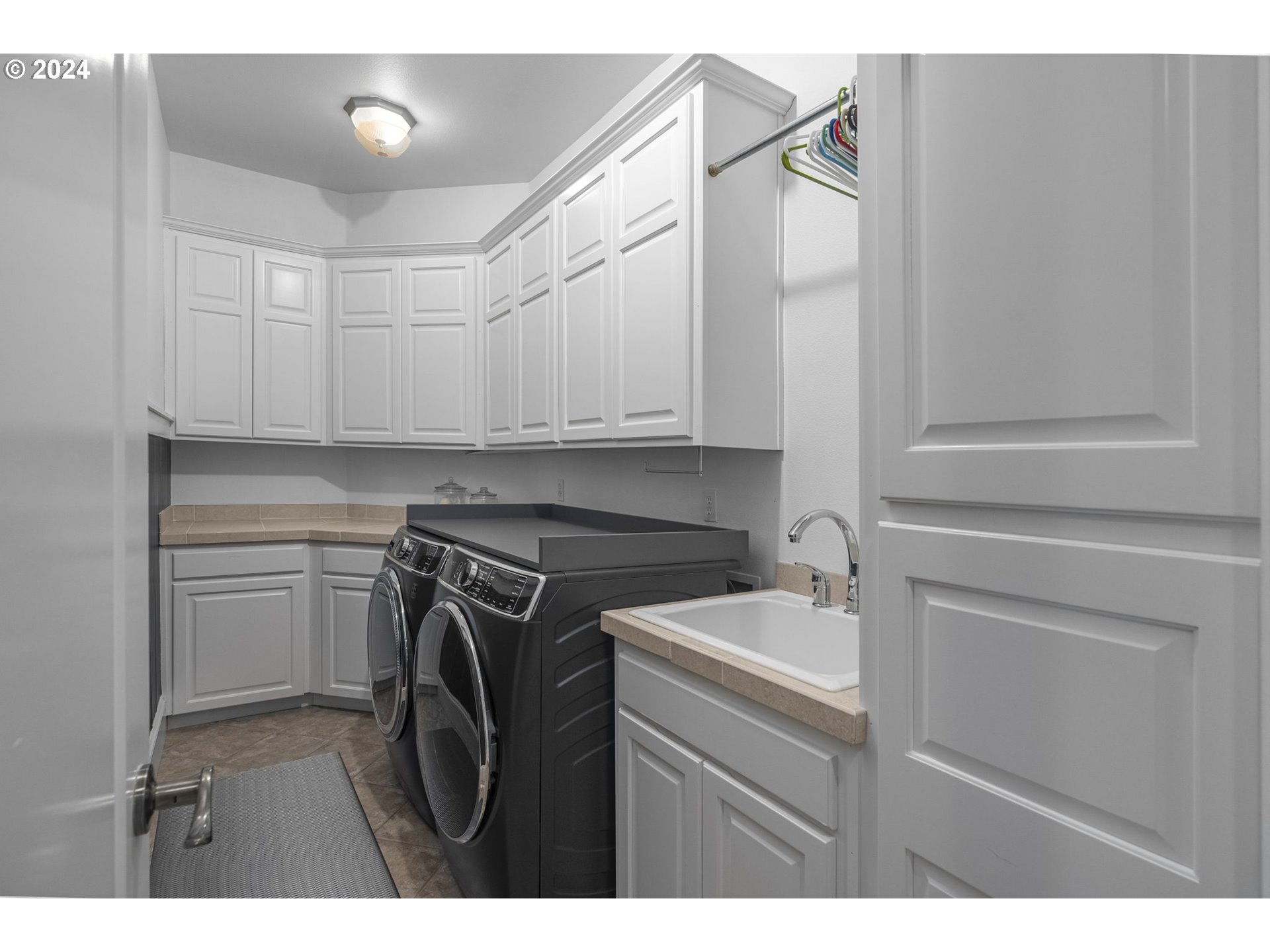 835 NW GRAND RIDGE DR