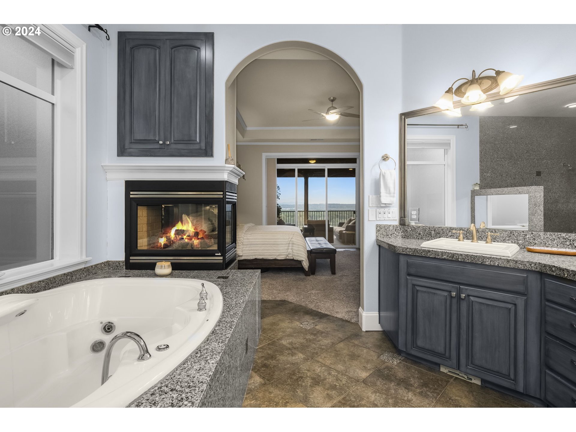 835 NW GRAND RIDGE DR