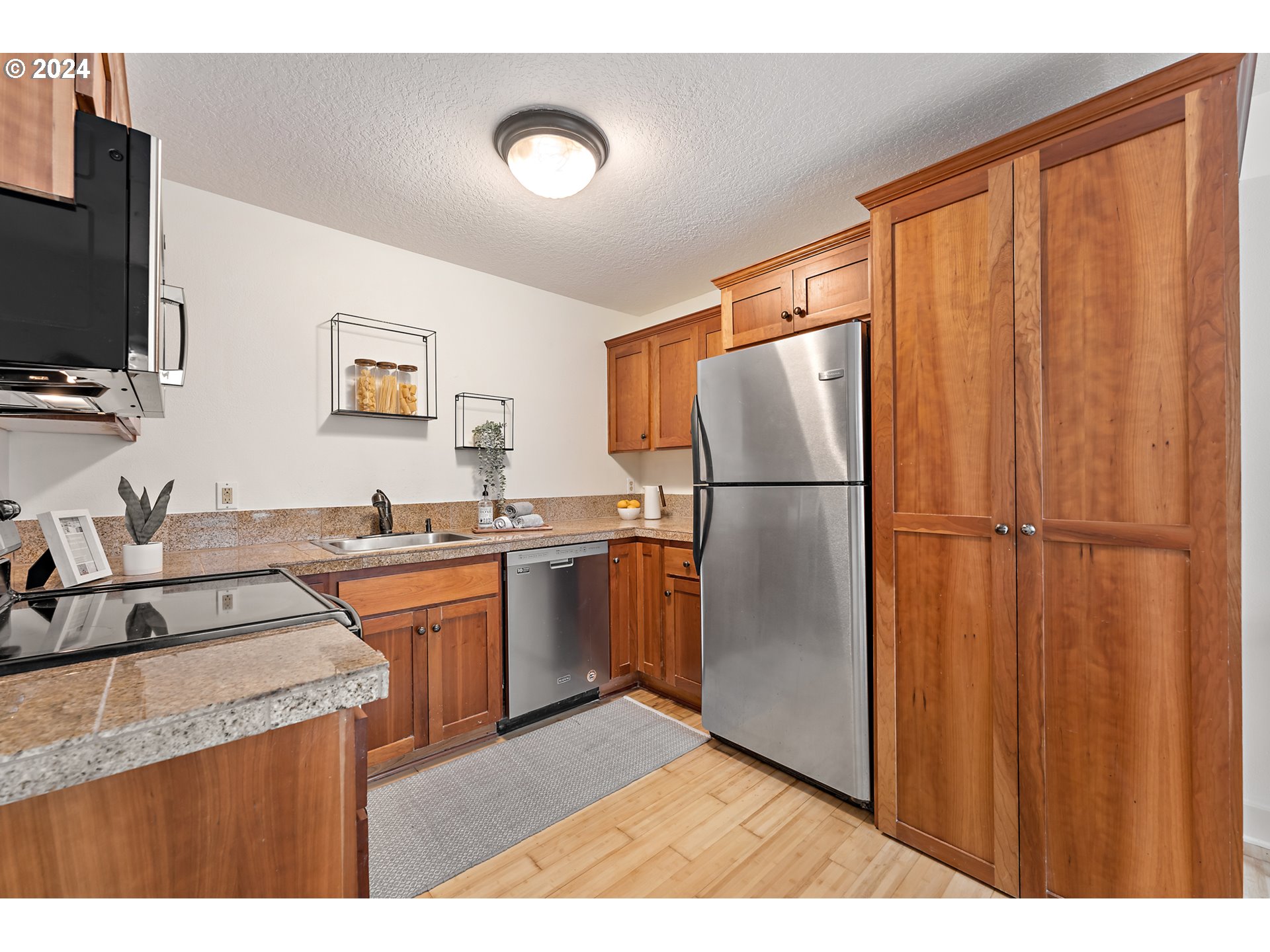 6912 N PHILADELPHIA AVE