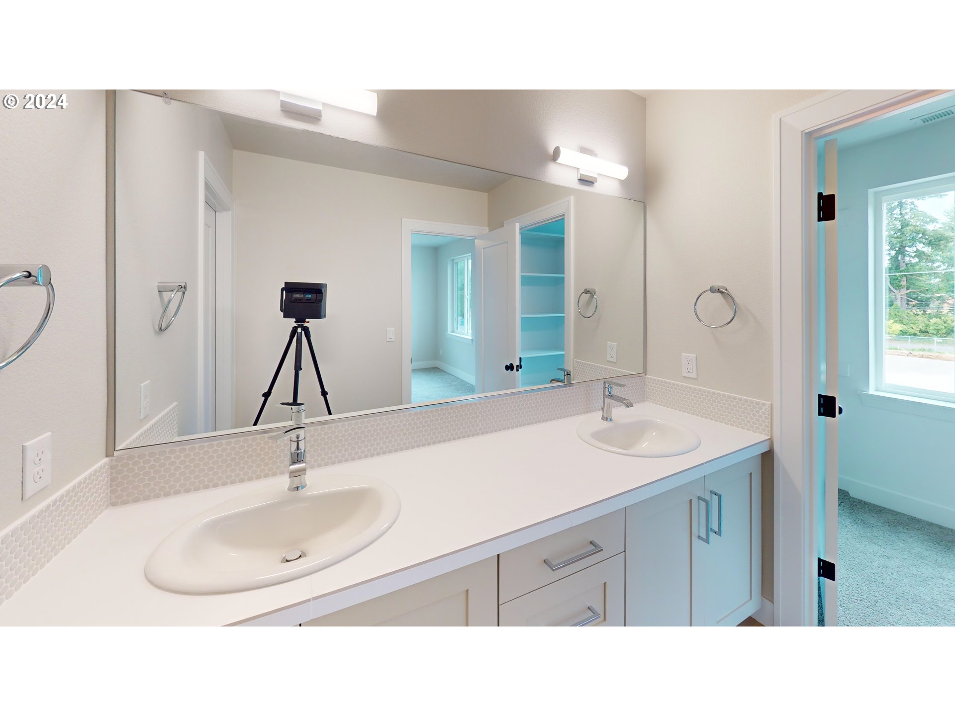 2410 SE Maybrook LN 17B