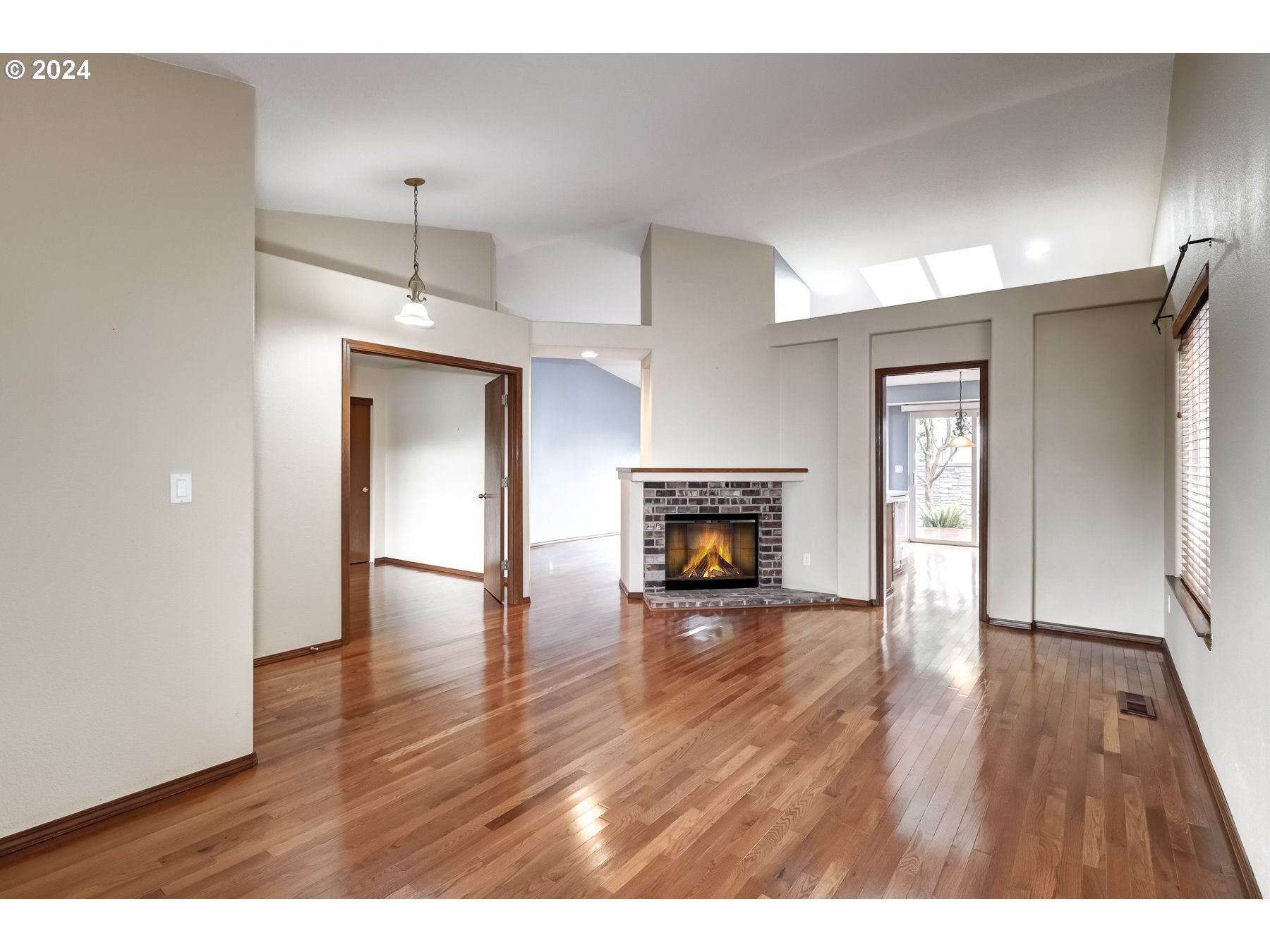 2099 NE SUNDOWN CT