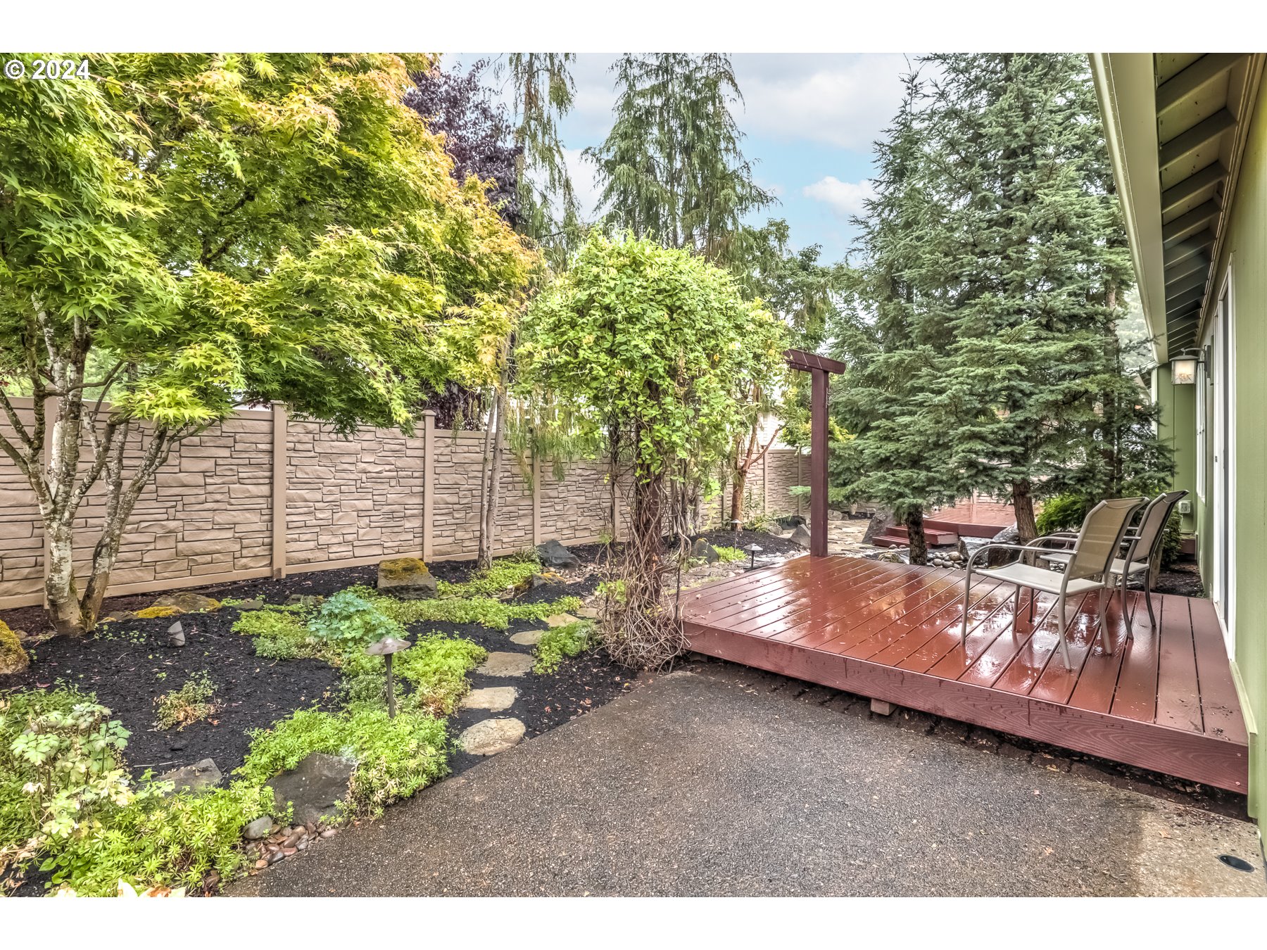 2099 NE SUNDOWN CT