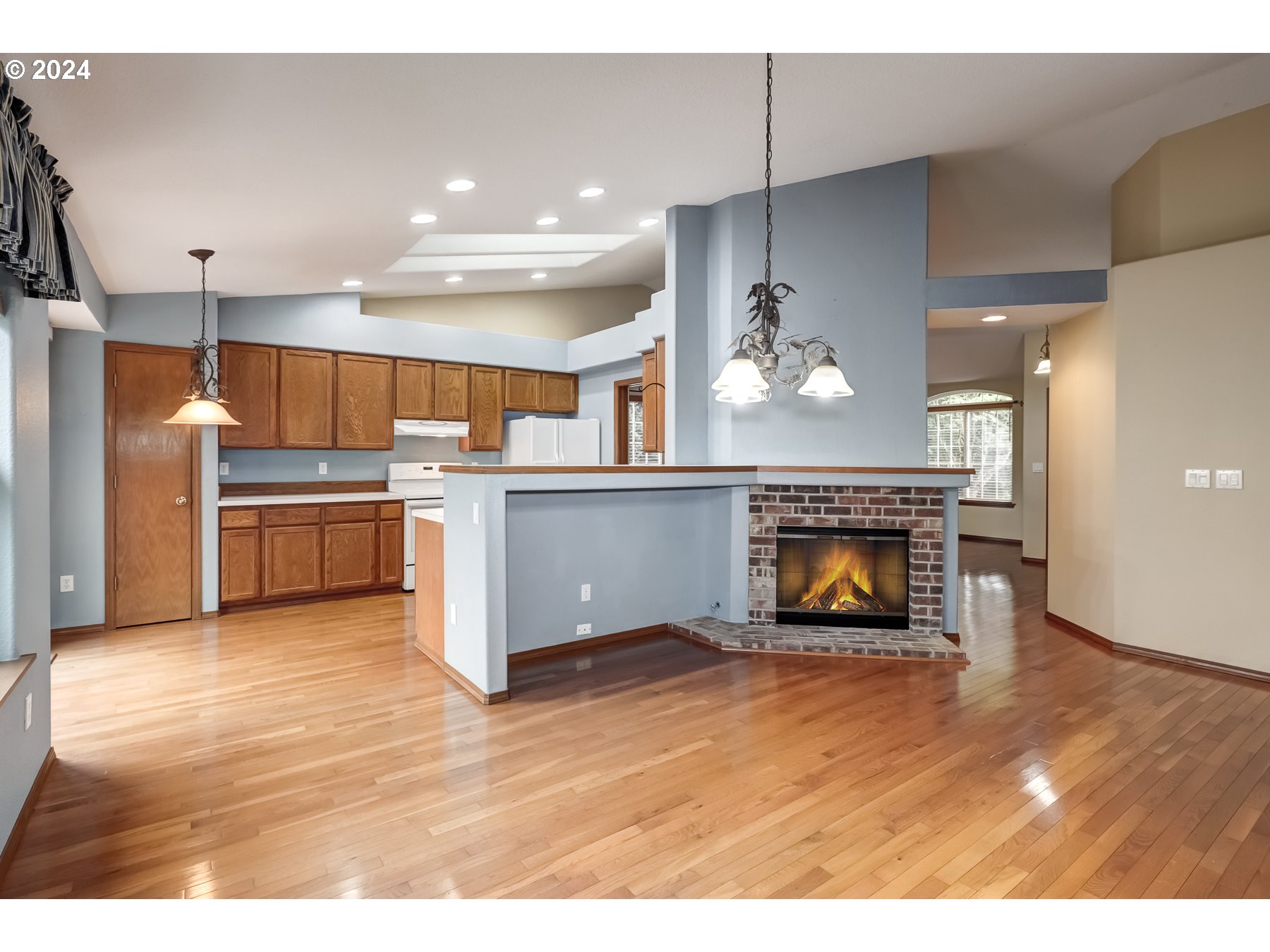 2099 NE SUNDOWN CT