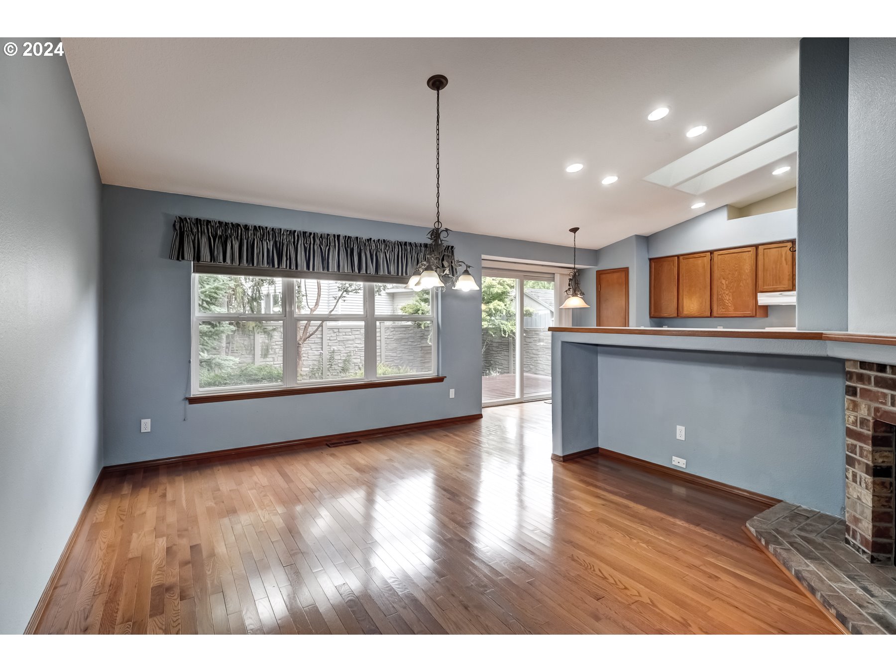 2099 NE SUNDOWN CT