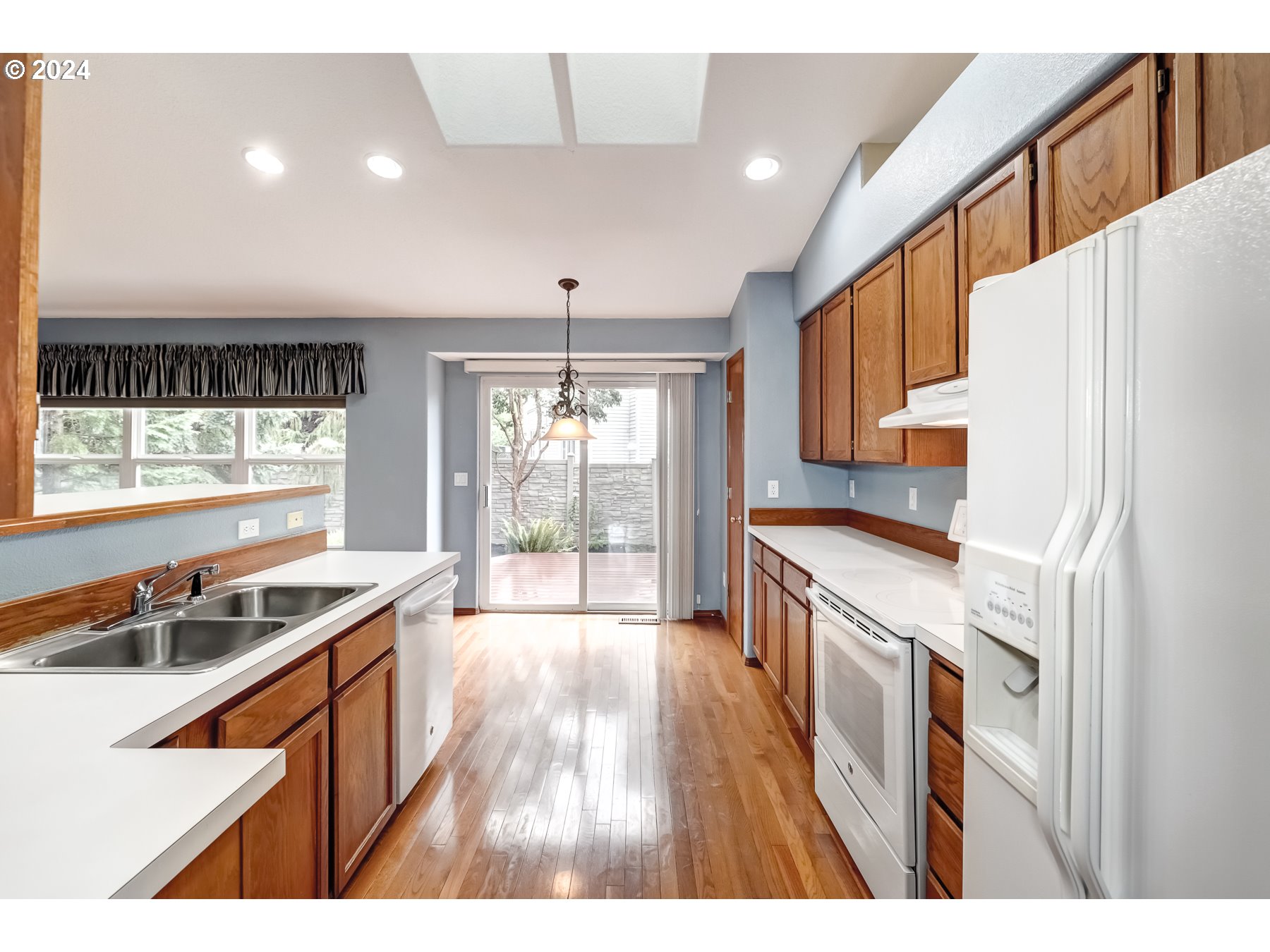 2099 NE SUNDOWN CT