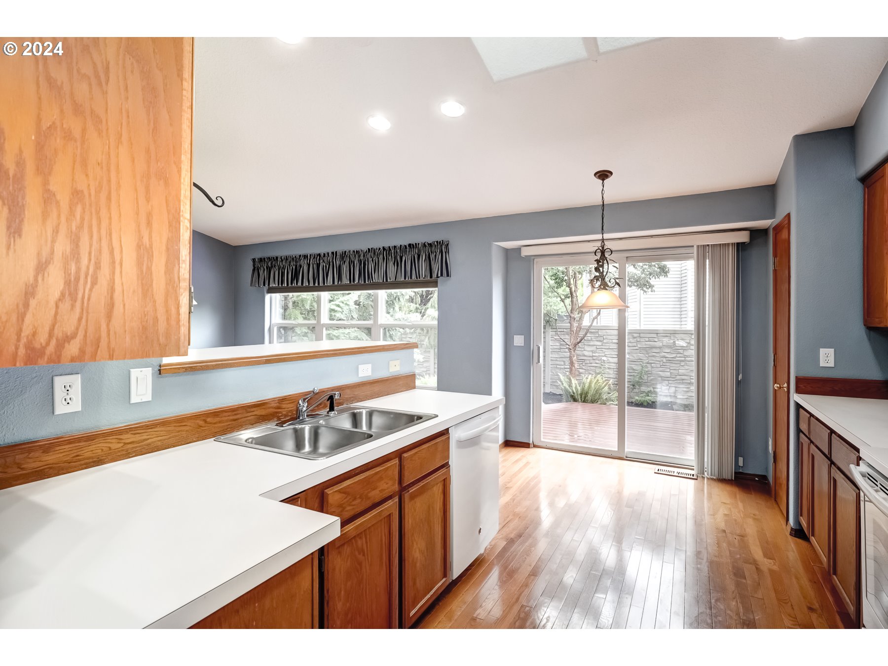 2099 NE SUNDOWN CT