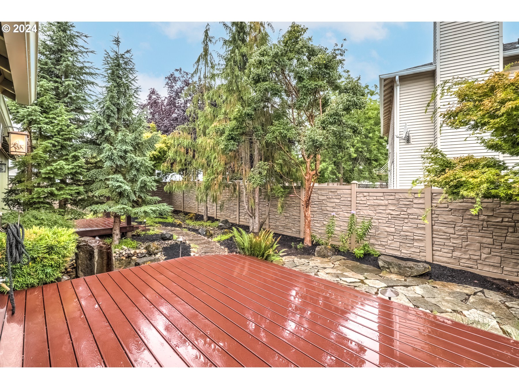2099 NE SUNDOWN CT