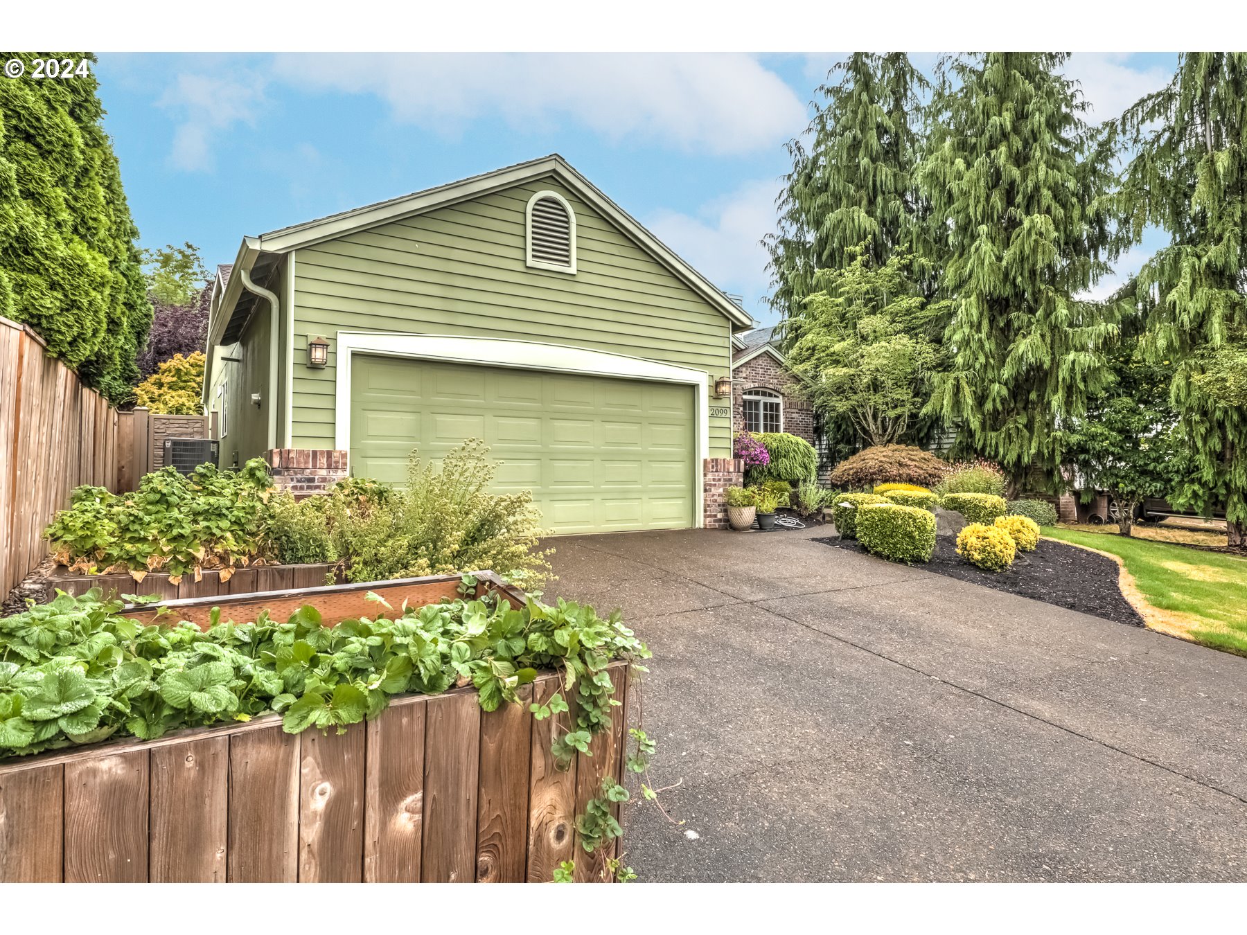 2099 NE SUNDOWN CT