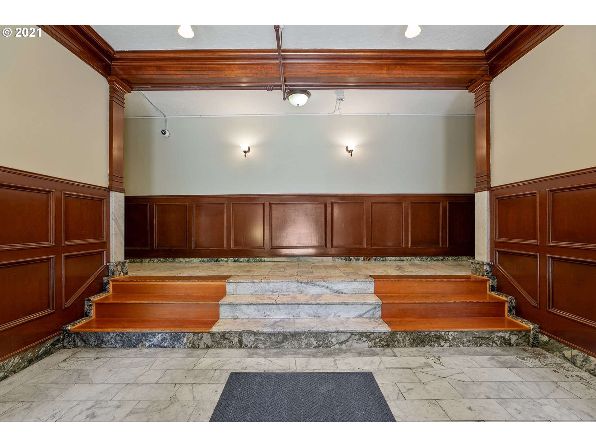 2109 NW IRVING ST 402