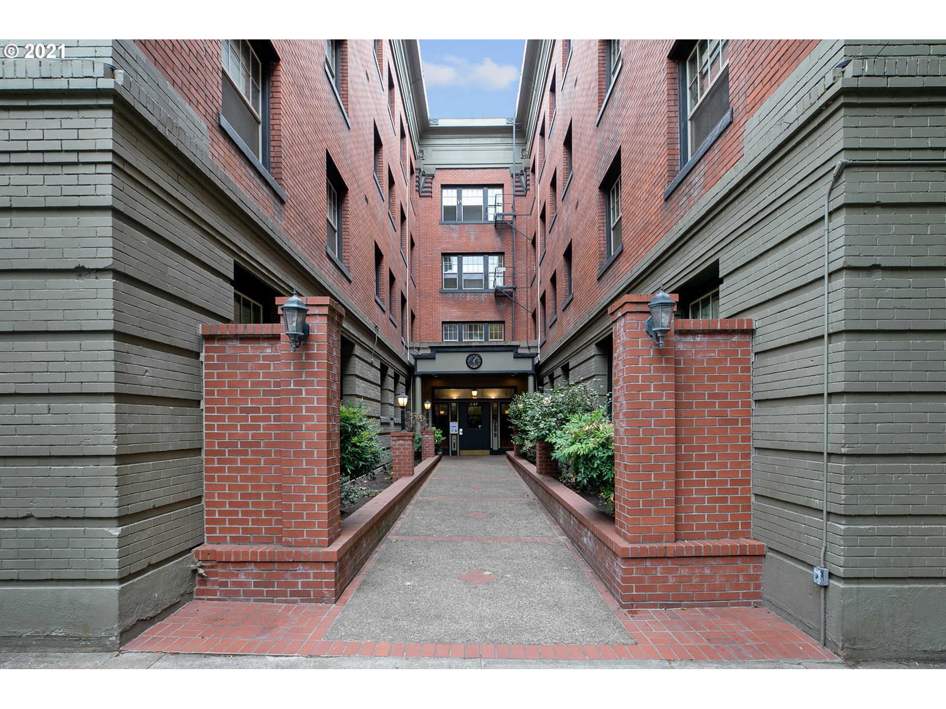2109 NW IRVING ST 402