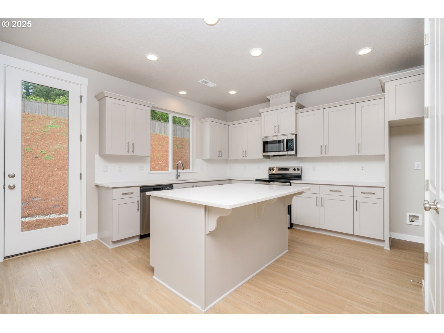 1607 NE JOSEPHINE CT