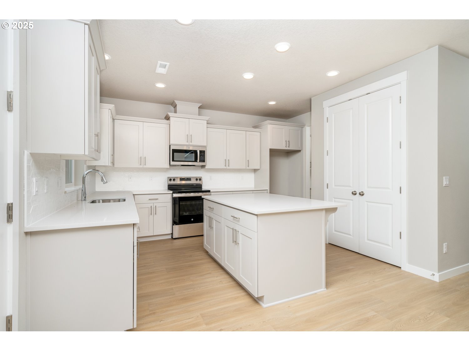 1607 NE JOSEPHINE CT