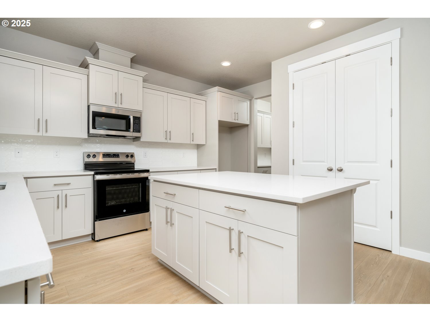 1607 NE JOSEPHINE CT