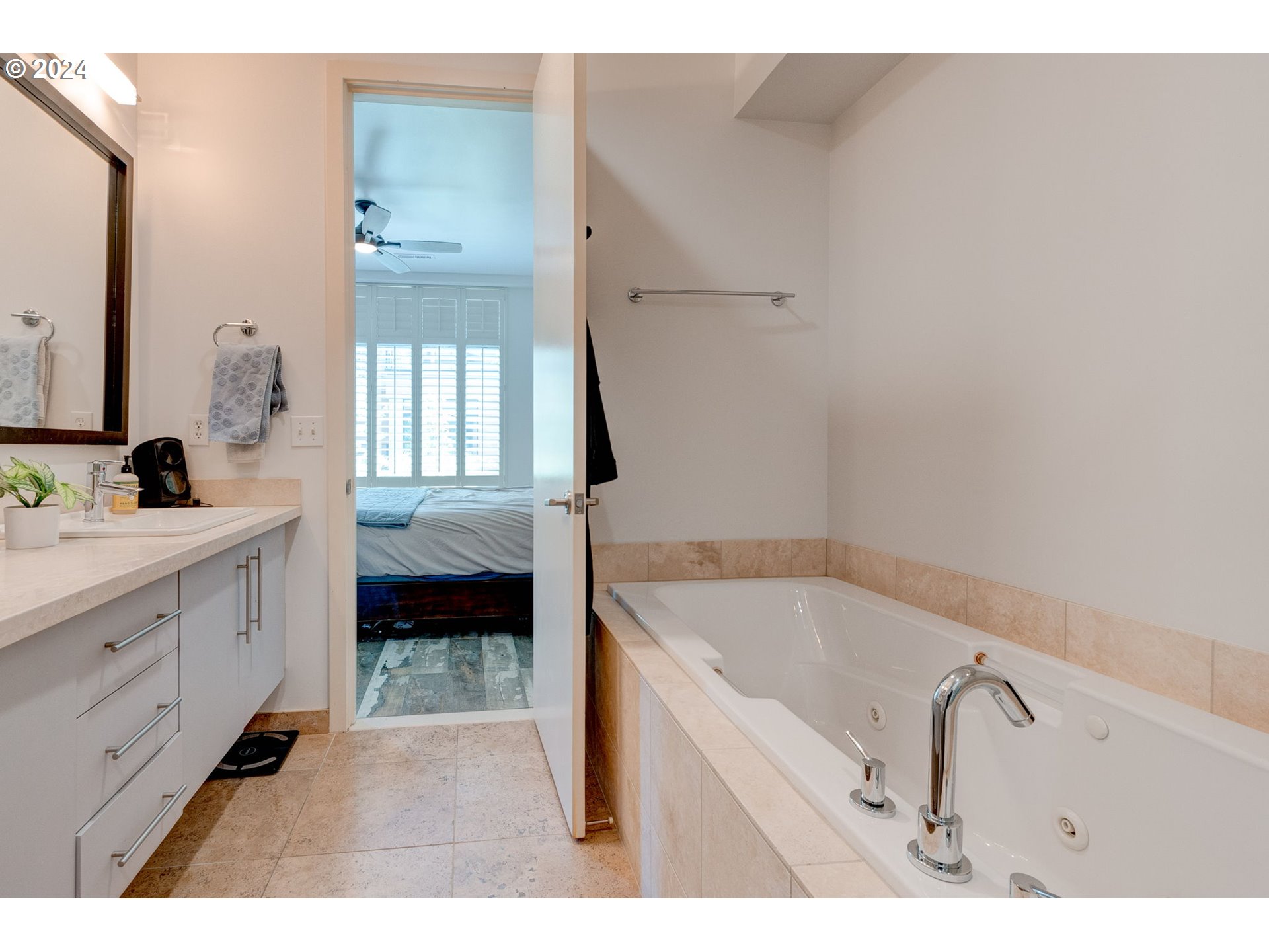 1704 NW RIVERSCAPE ST