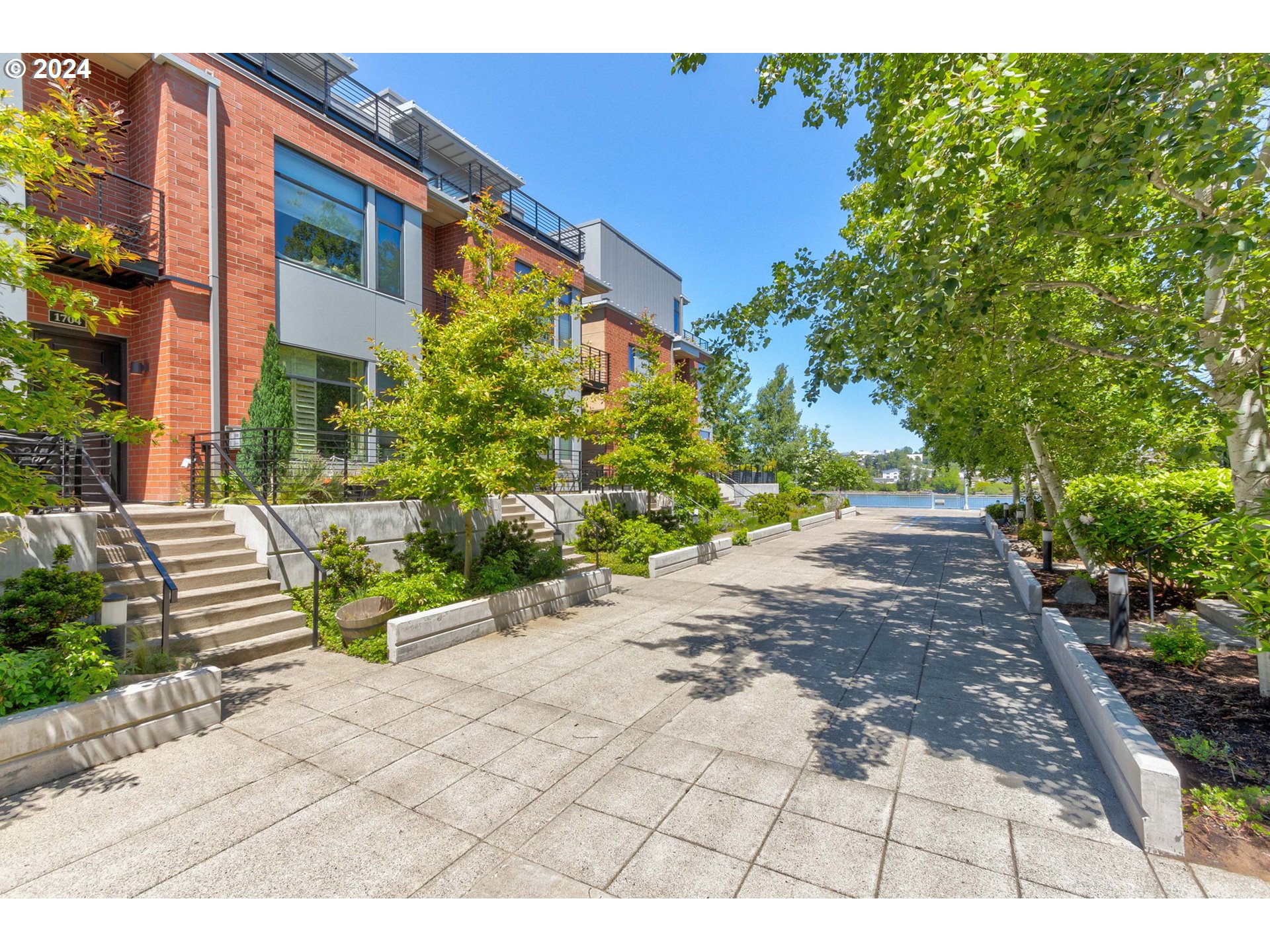 1704 NW RIVERSCAPE ST