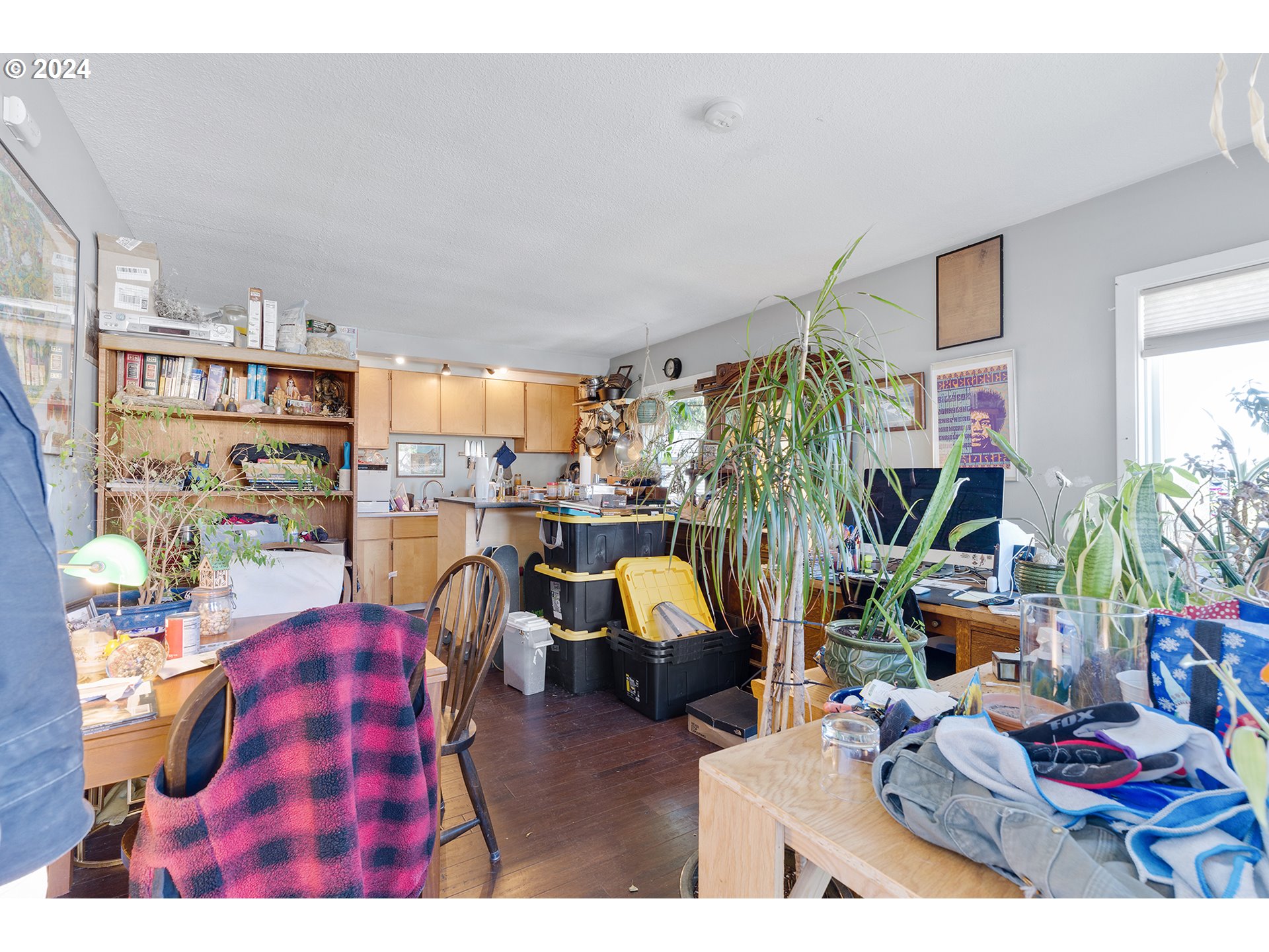 6739 6741 E BURNSIDE ST