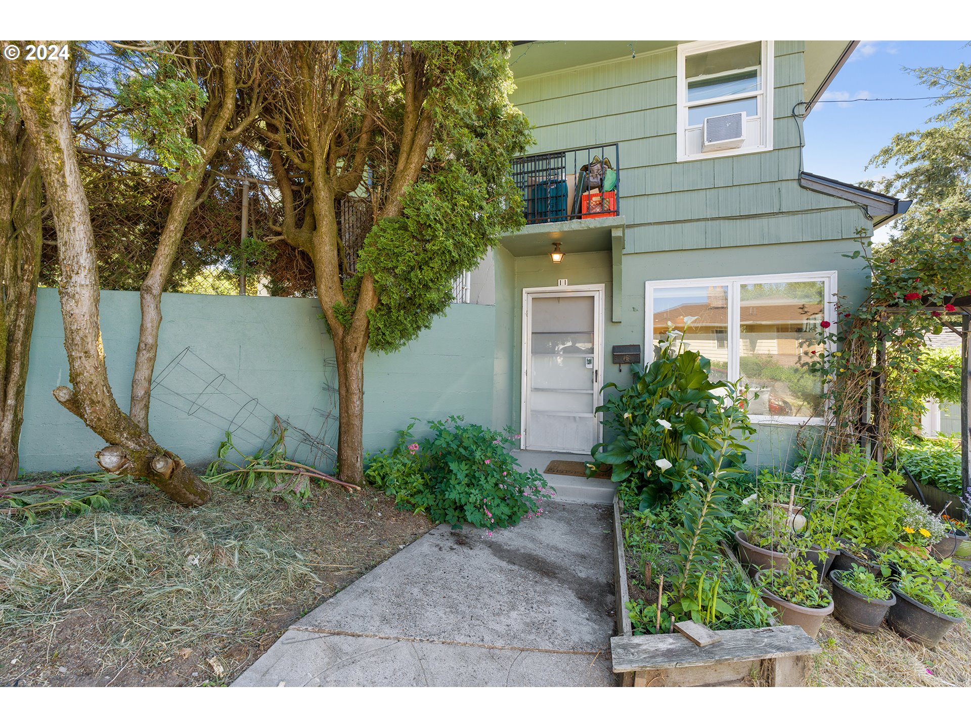 6739 6741 E BURNSIDE ST