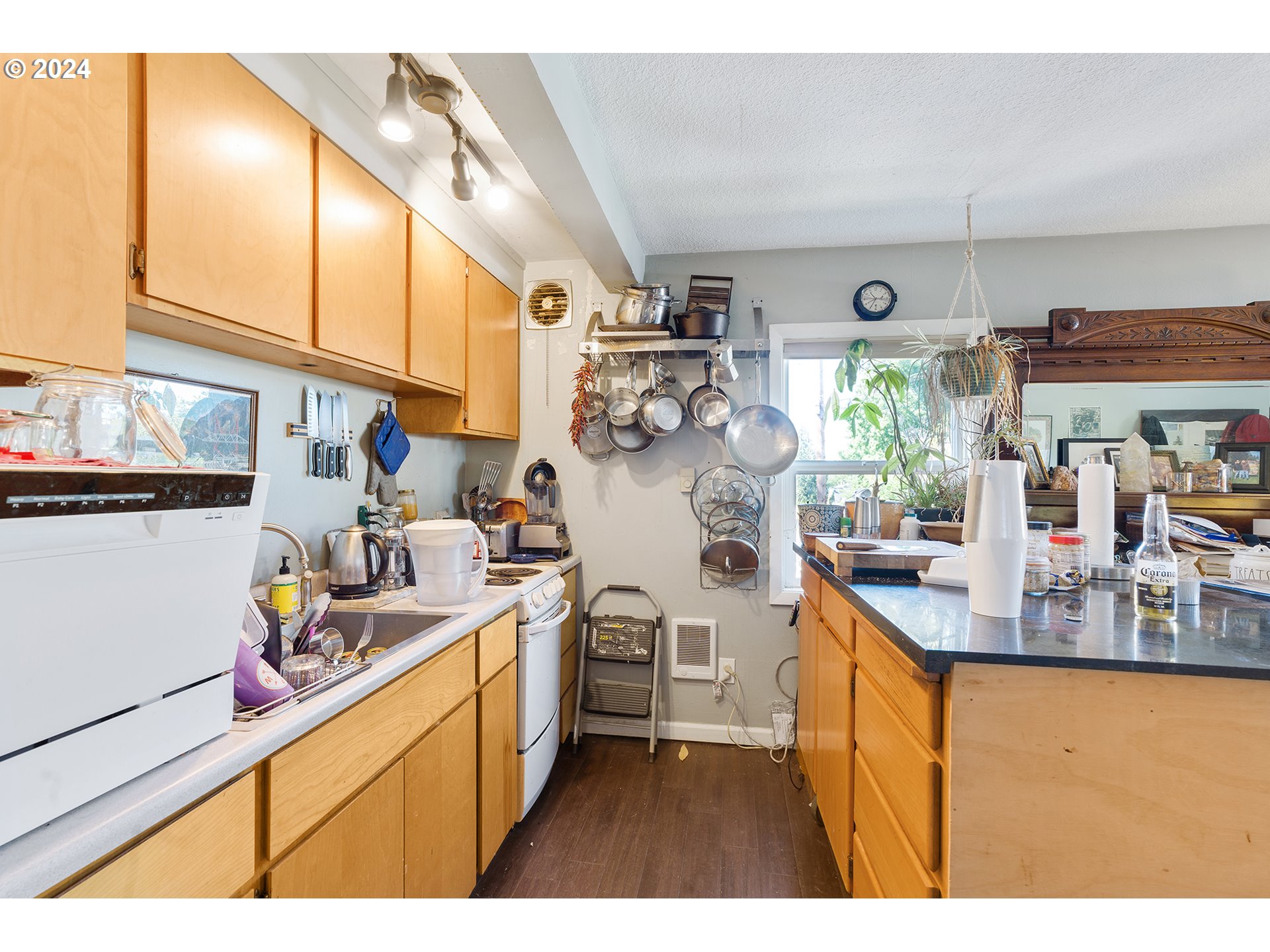 6739 6741 E BURNSIDE ST