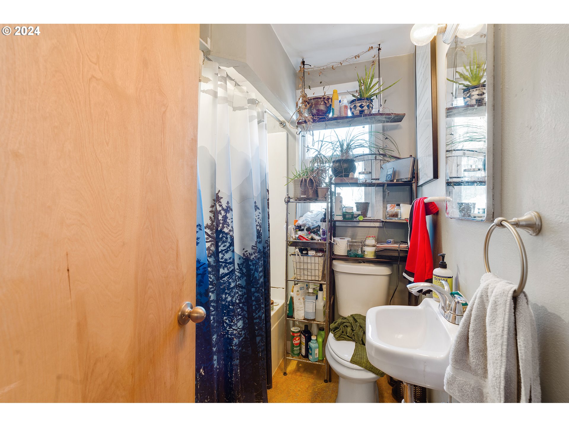6739 6741 E BURNSIDE ST