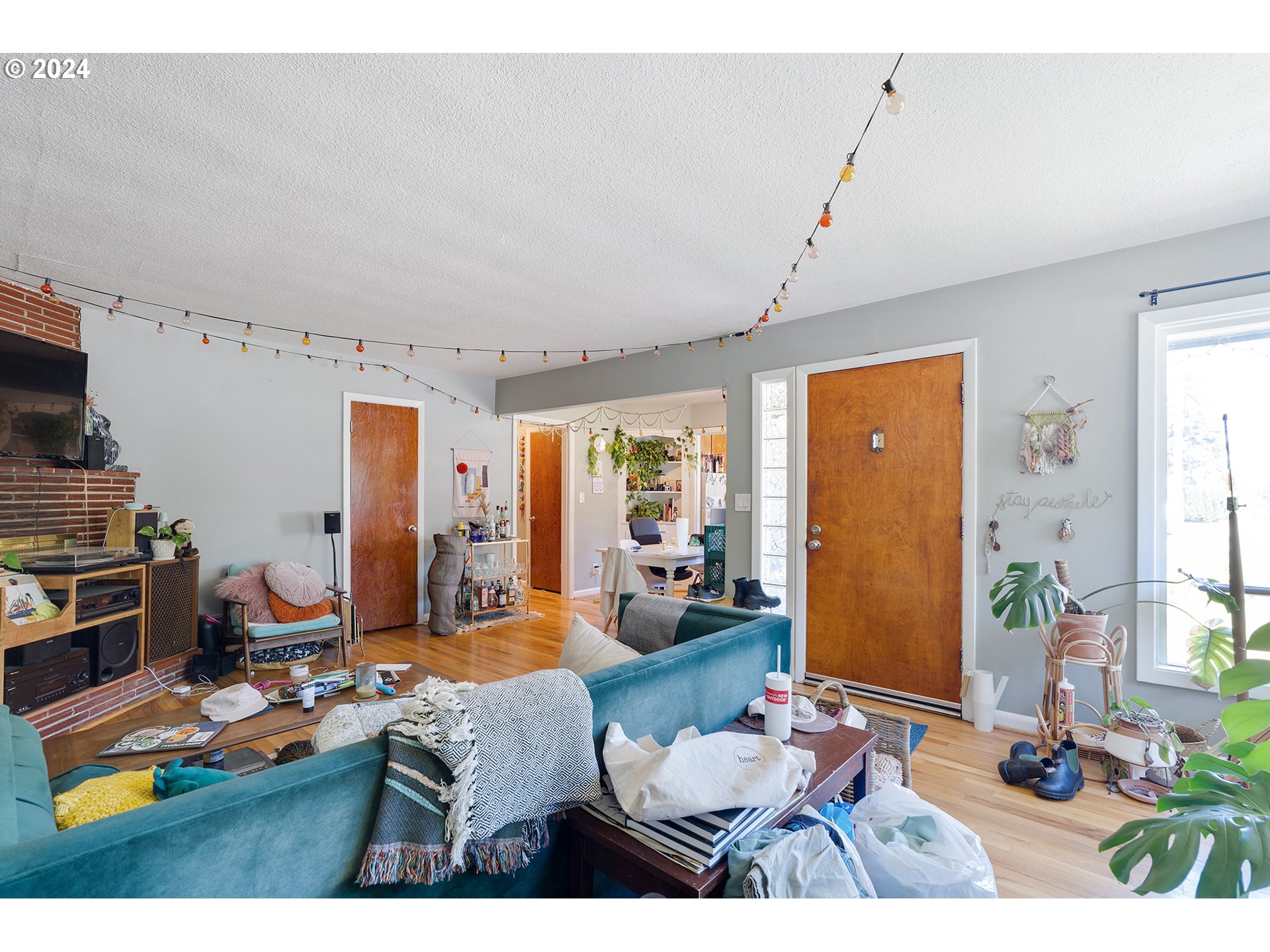 6739 6741 E BURNSIDE ST
