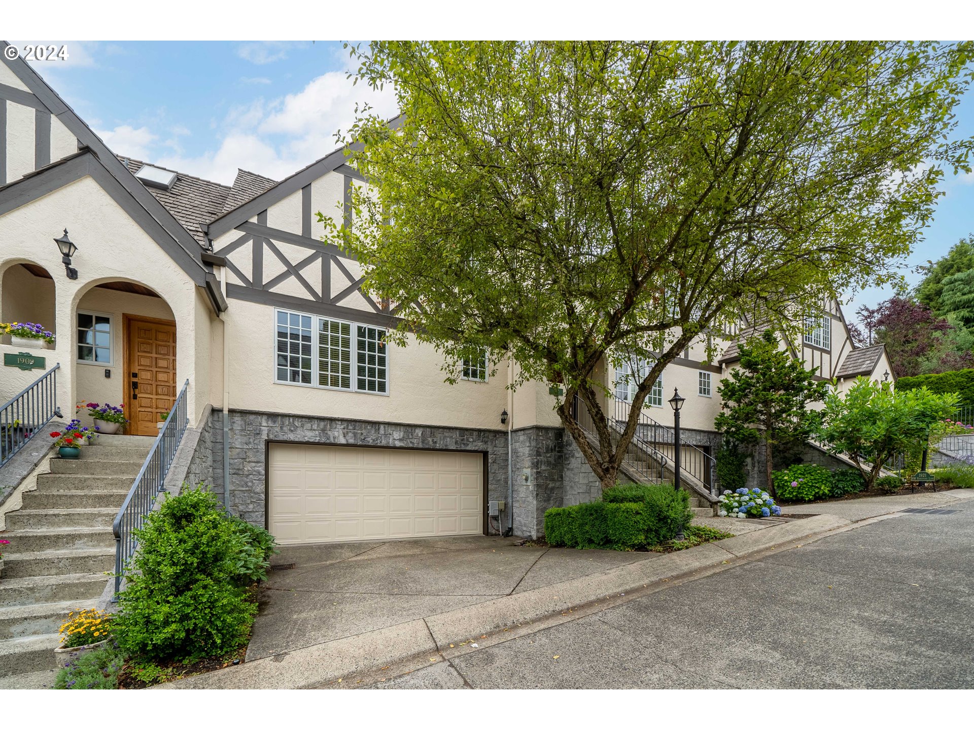 1915 NW YORKSHIRE LN