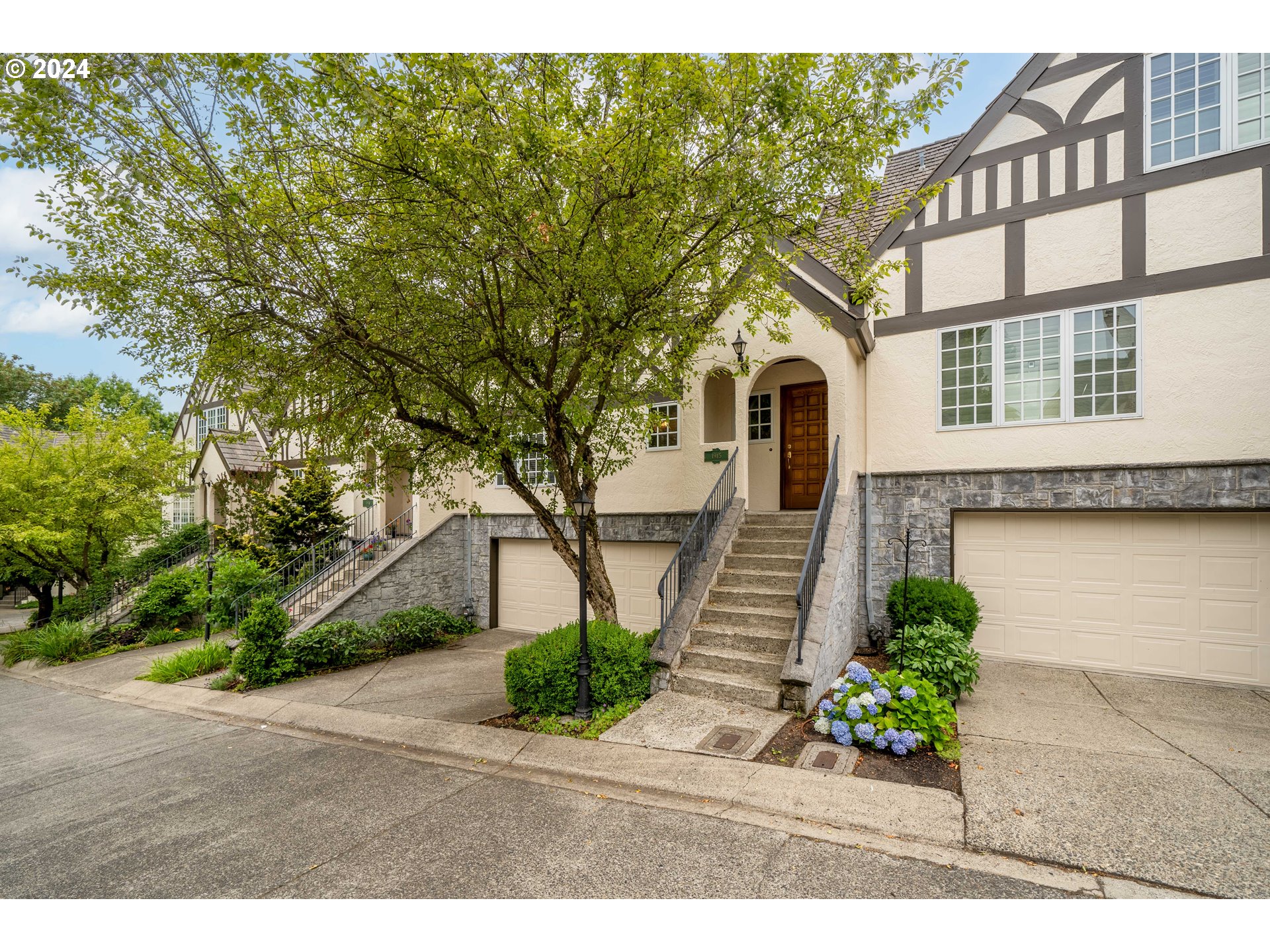 1915 NW YORKSHIRE LN