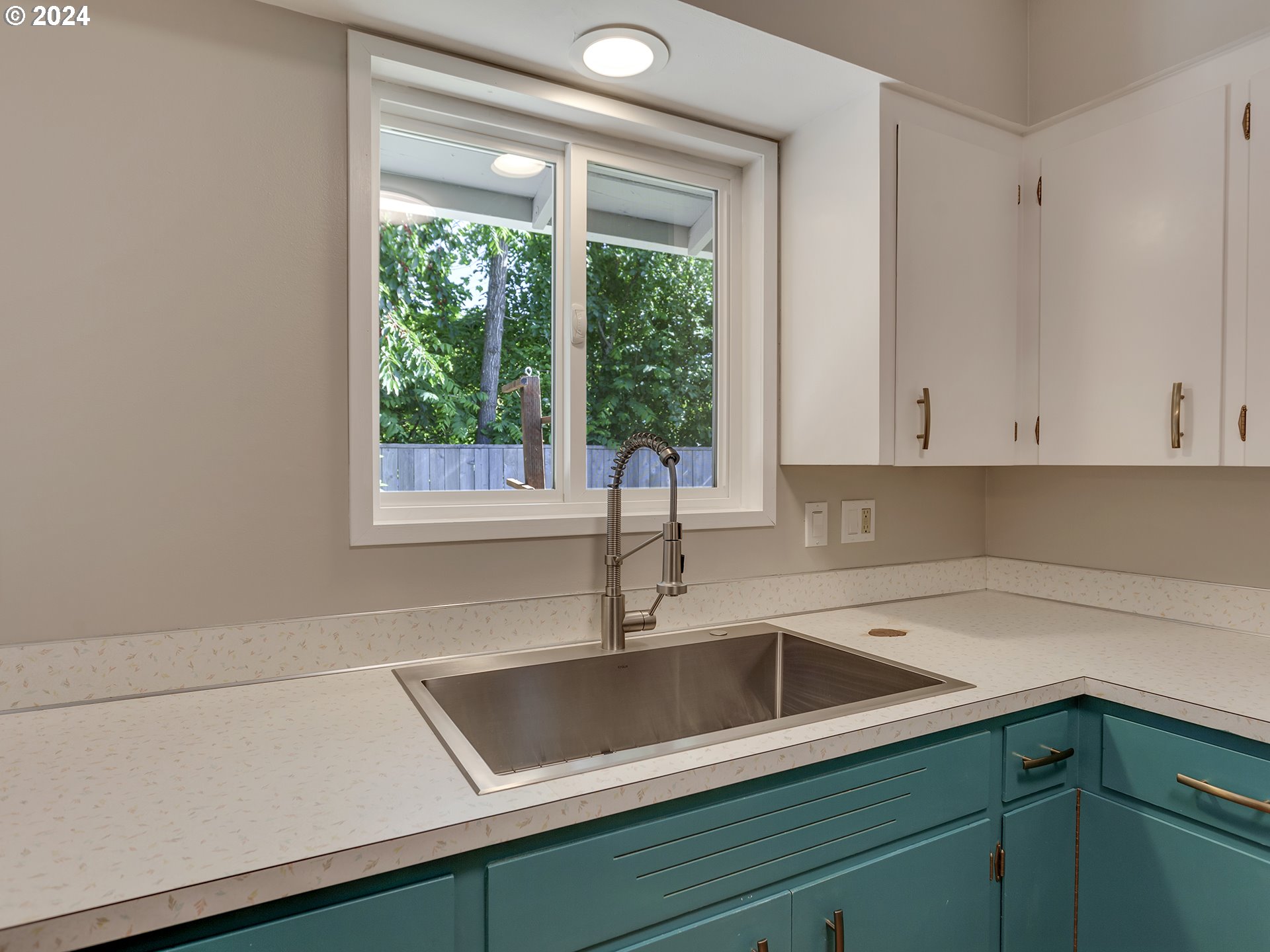 925 SE WASHINGTON ST