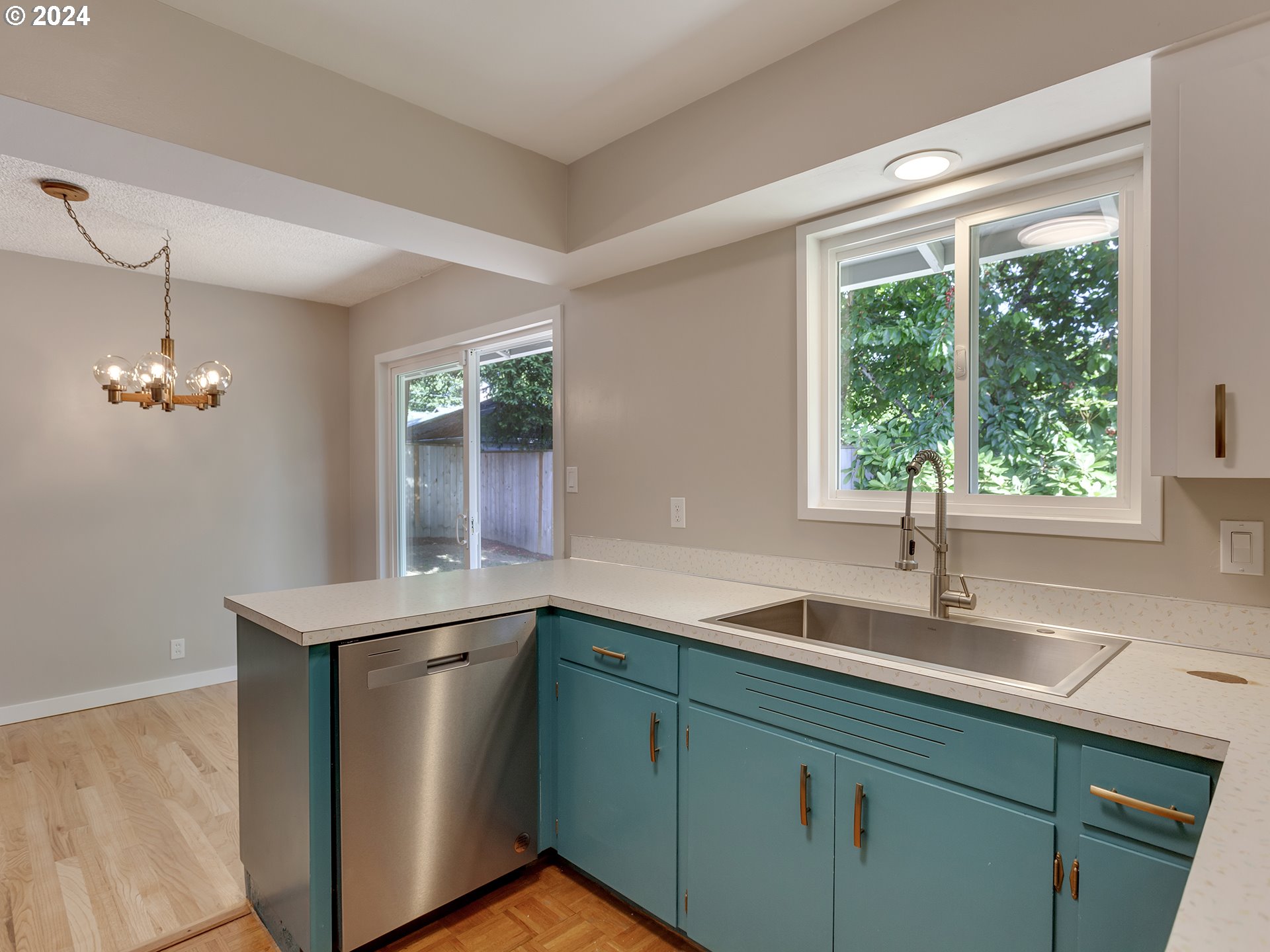 925 SE WASHINGTON ST