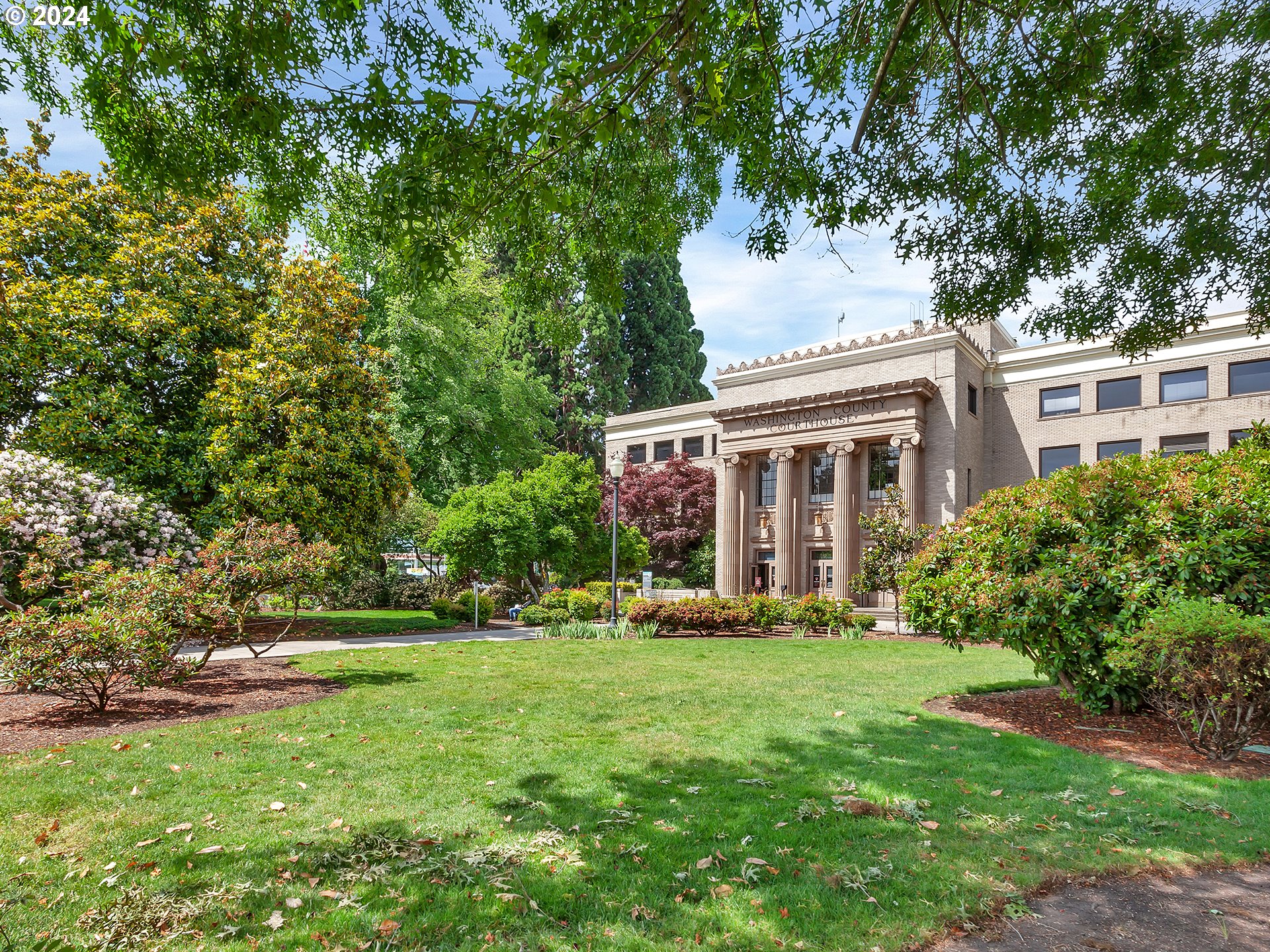 925 SE WASHINGTON ST